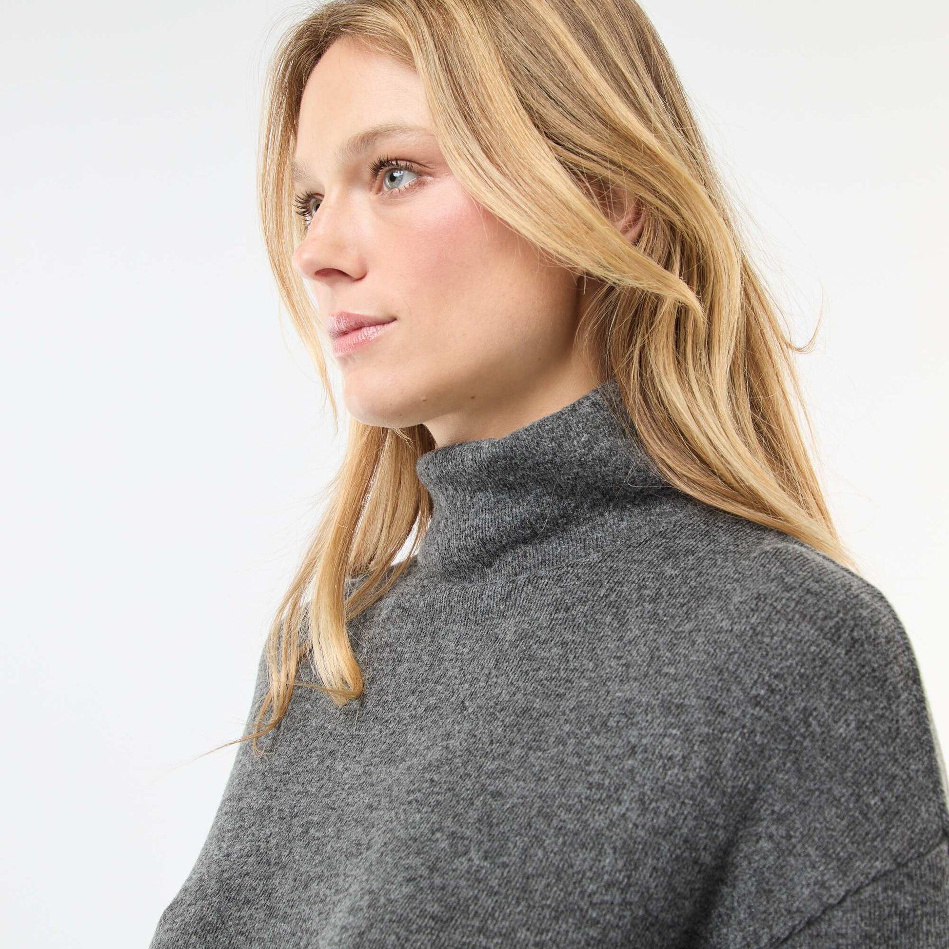 Vestido de punto con cuello alto GRIS