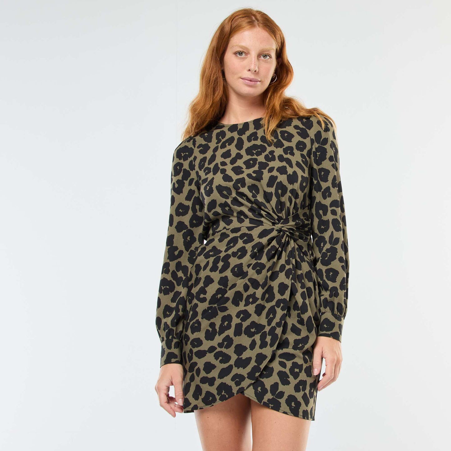 Vestido corto estampado leopardo efecto drapeado KAKI