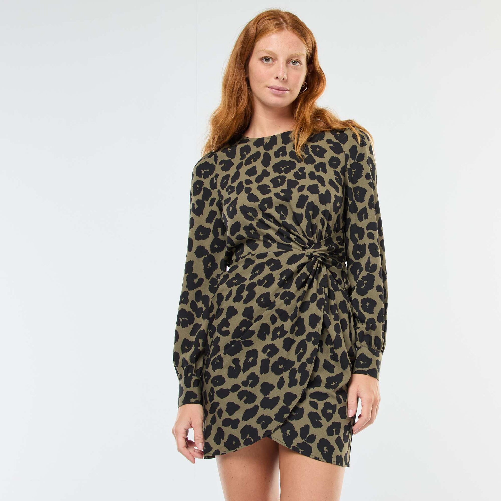 Vestido corto estampado leopardo efecto drapeado KAKI