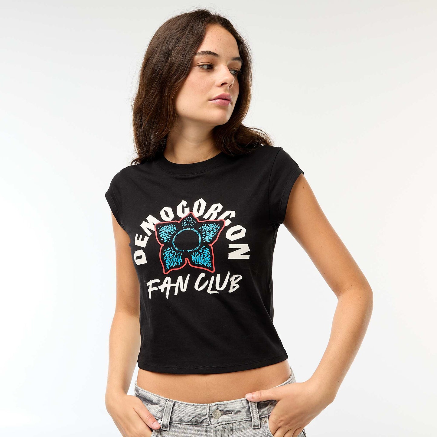 Camiseta corta con estampado fantasía NEGRO