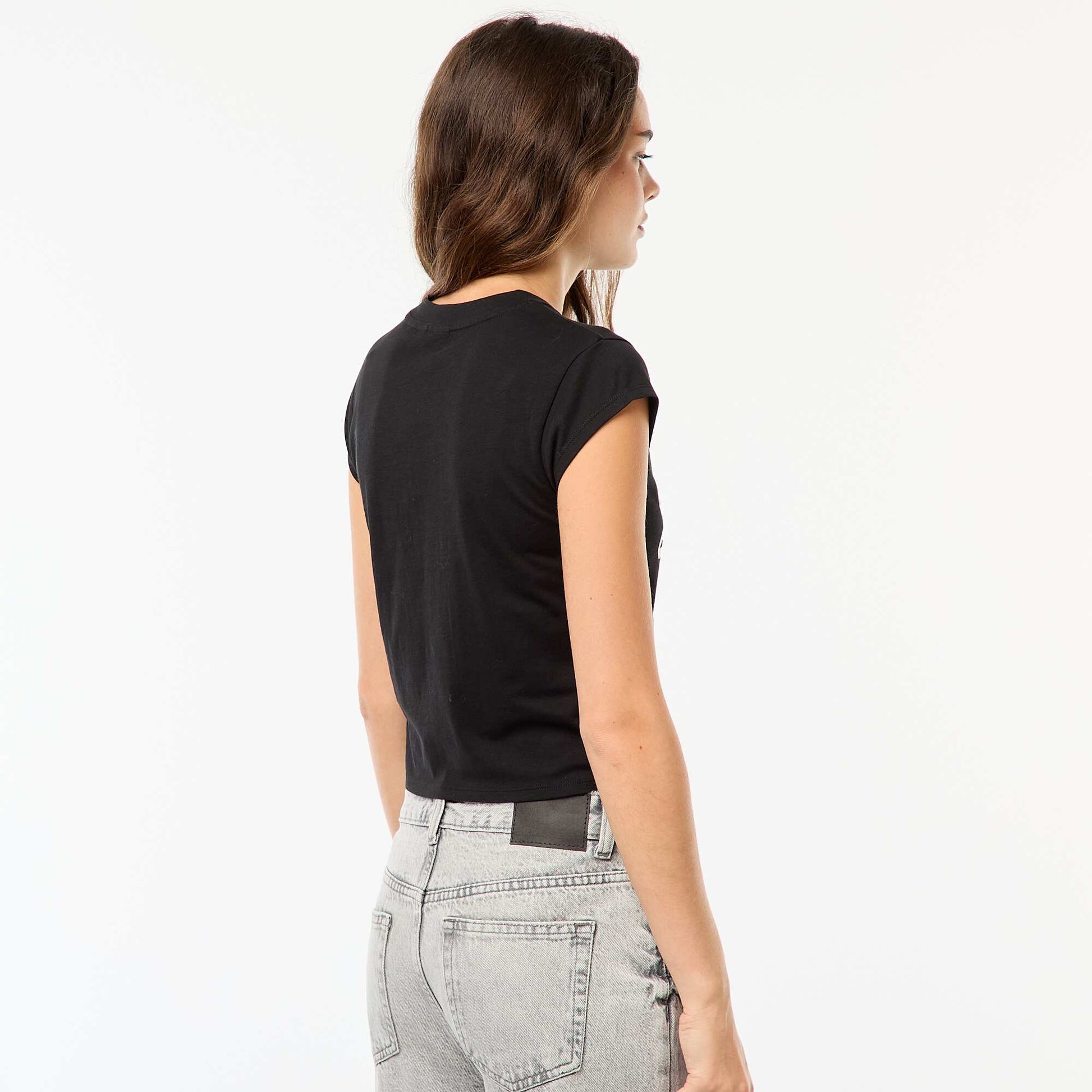 Camiseta corta con estampado fantasía NEGRO