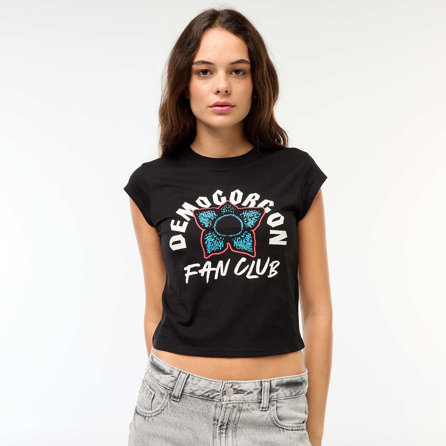 Camiseta corta con estampado fantasía NEGRO