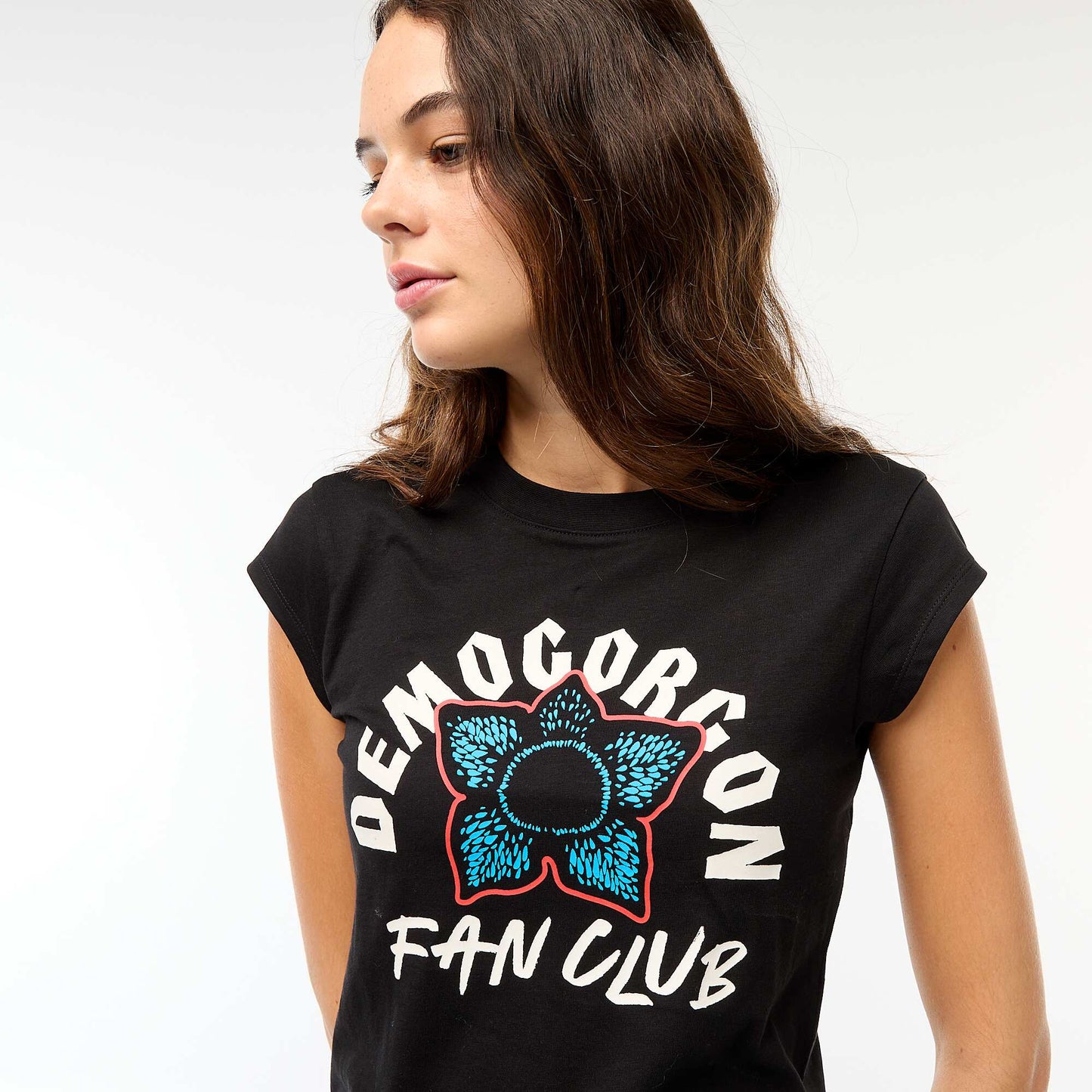 Camiseta corta con estampado fantasía NEGRO