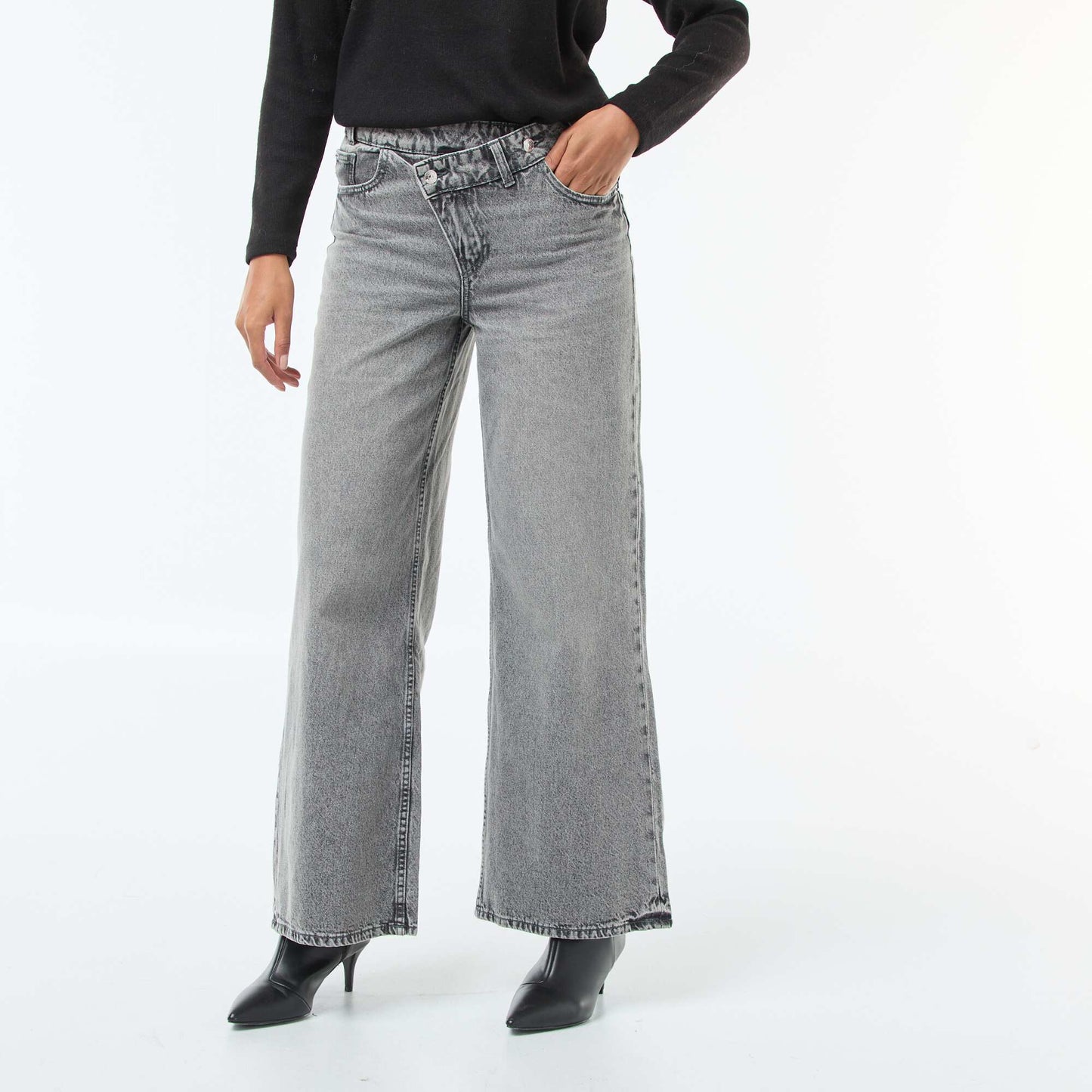 Jean ancho con doble abertura abotonada GRIS