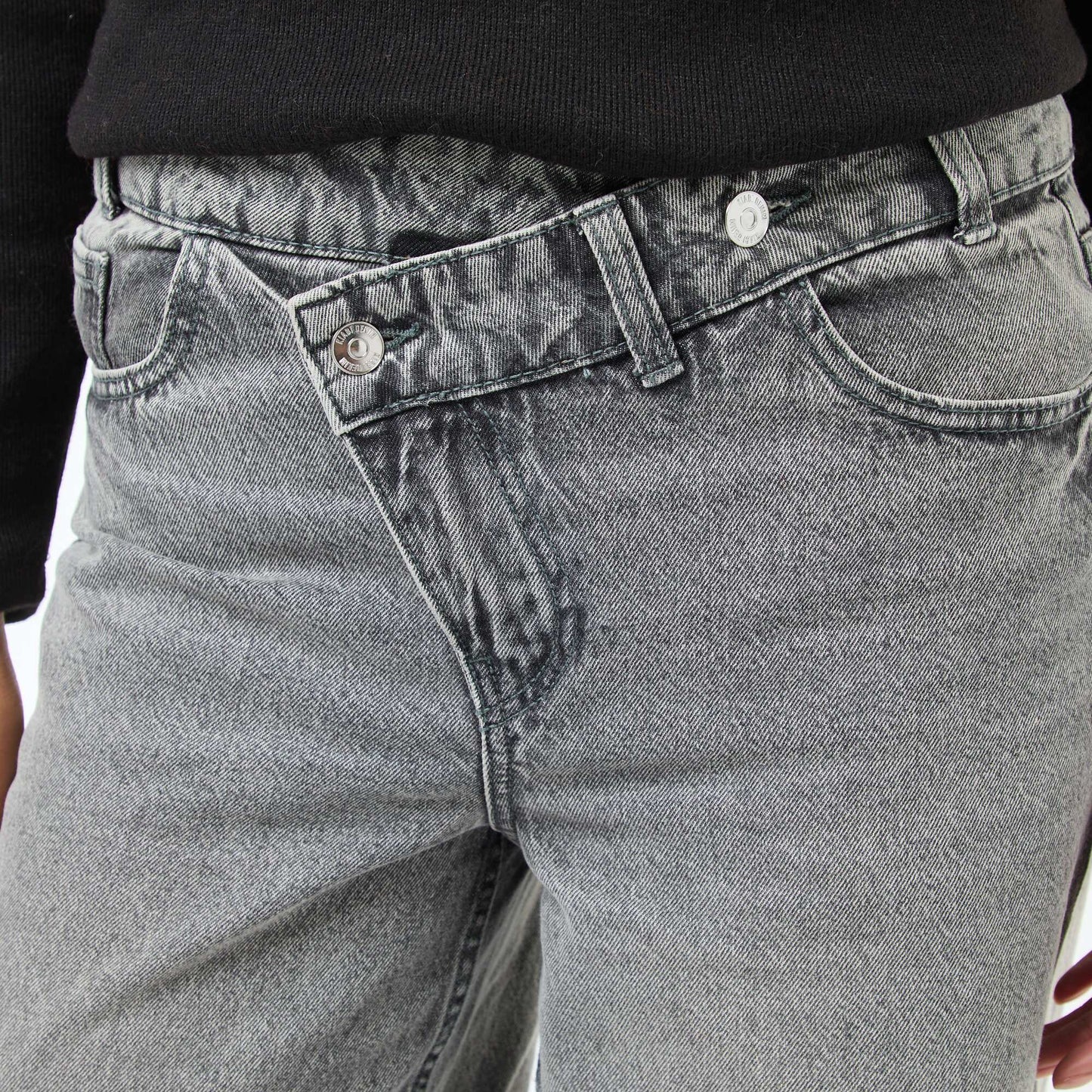 Jean ancho con doble abertura abotonada GRIS