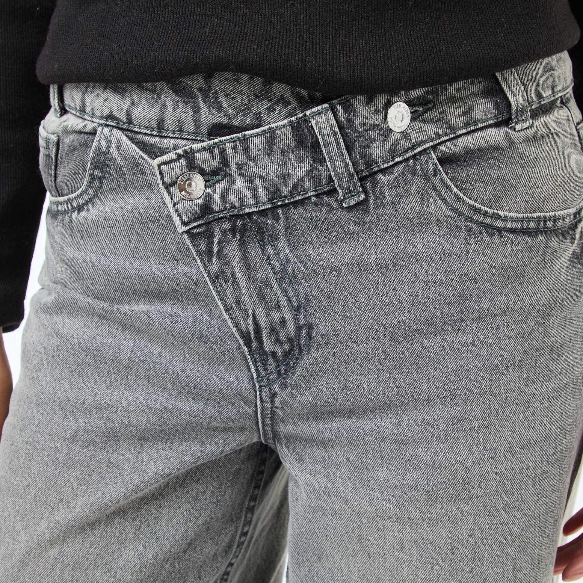 Jean ancho con doble abertura abotonada GRIS
