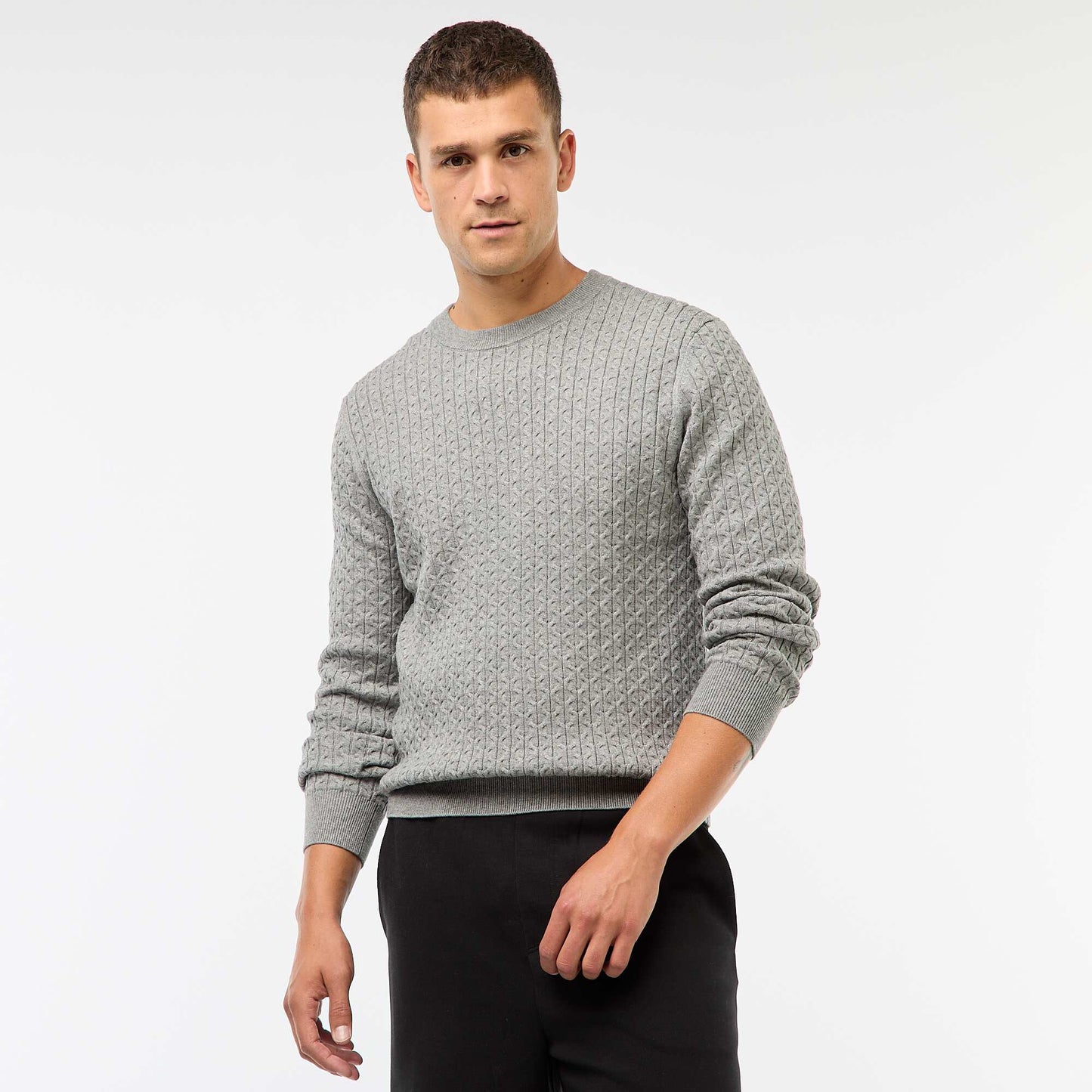 Sweater cuello redondo mini trenza liso GRIS