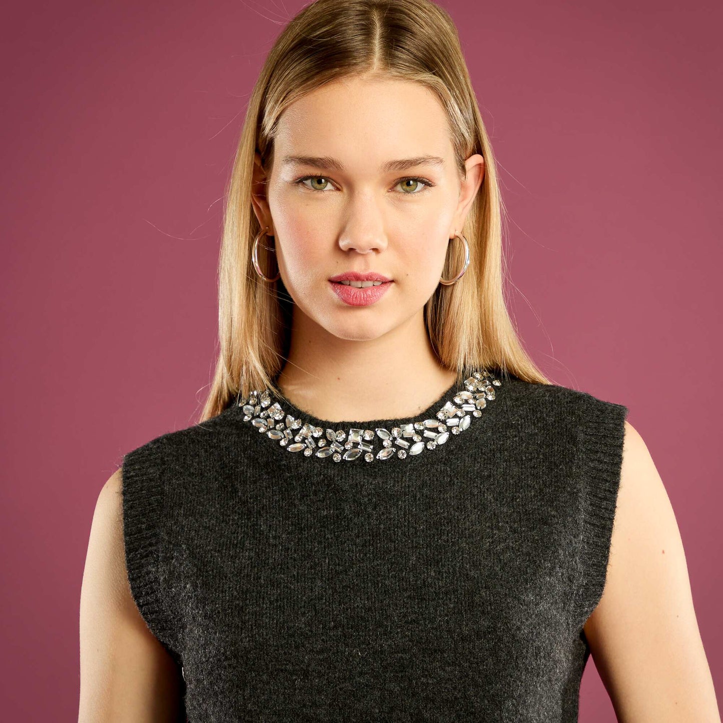 Sweater sin mangas con cuello joya GRIS