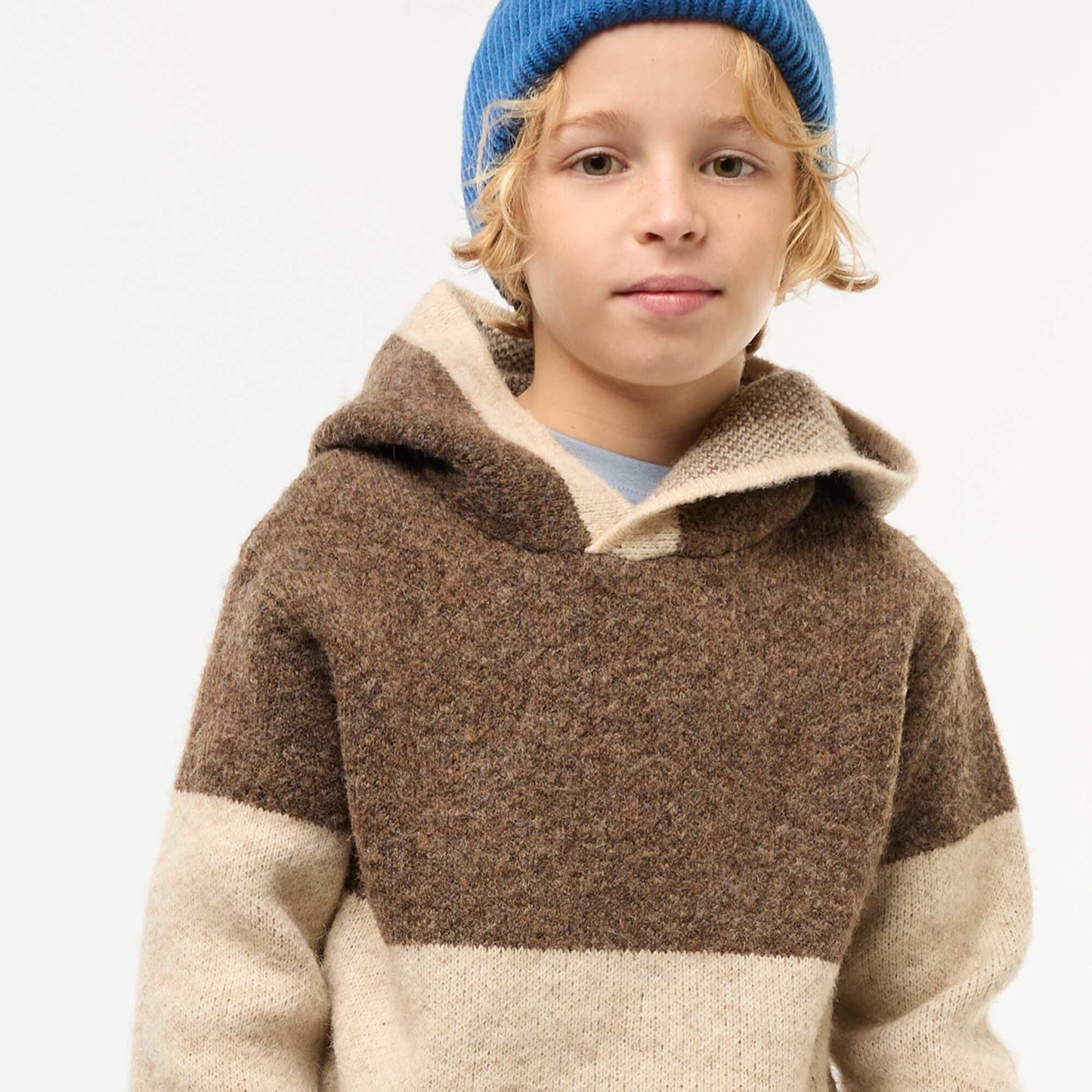 Buzo con capucha color block MARRON