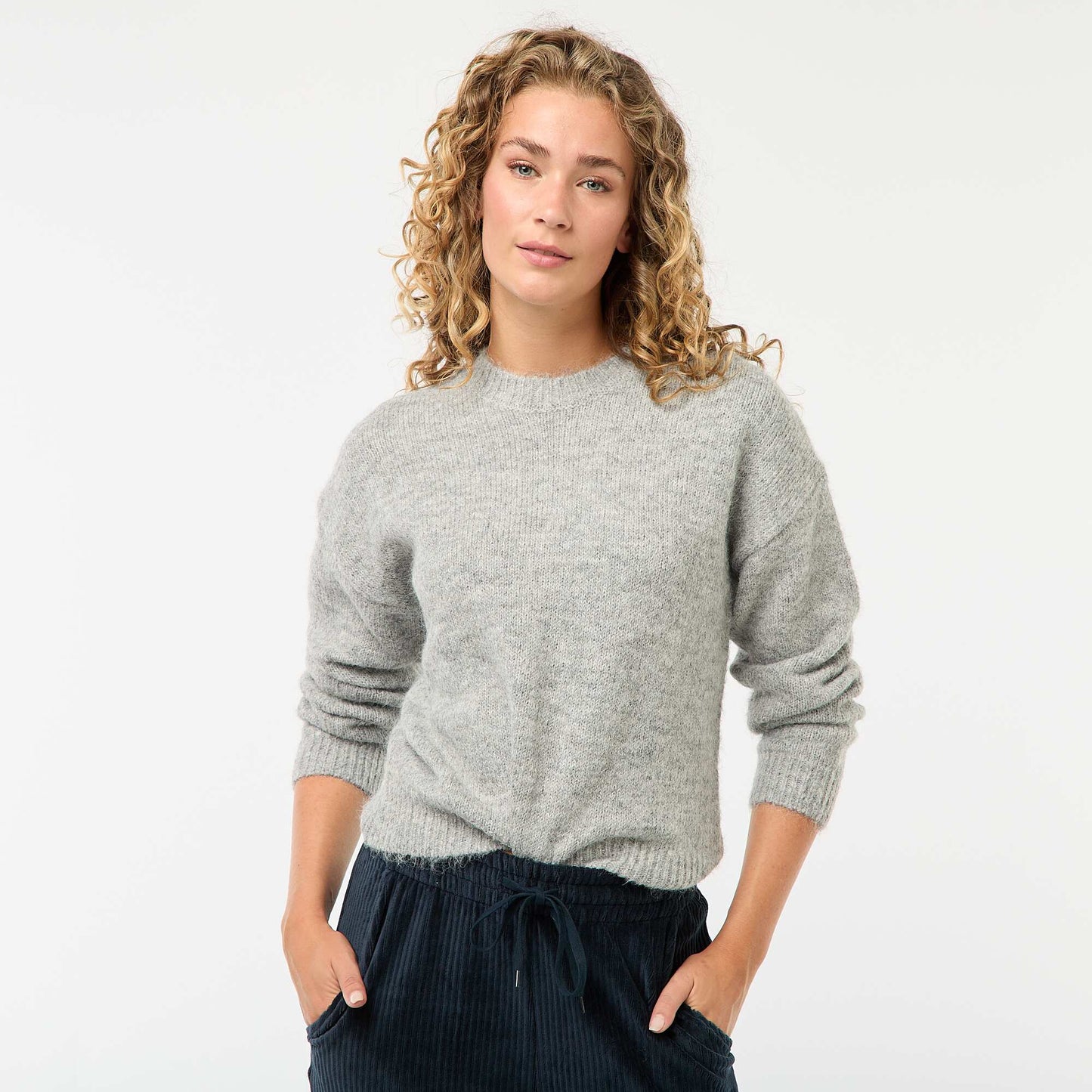 Cálido sweater de punto jaspeado GRIS