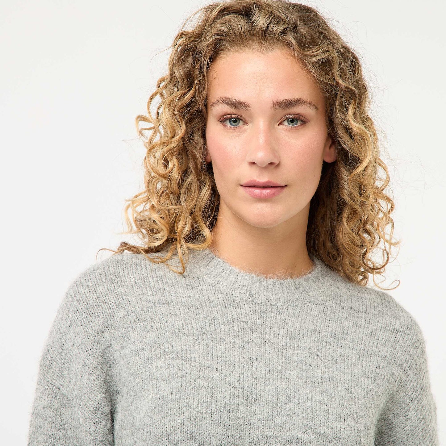 Cálido sweater de punto jaspeado GRIS
