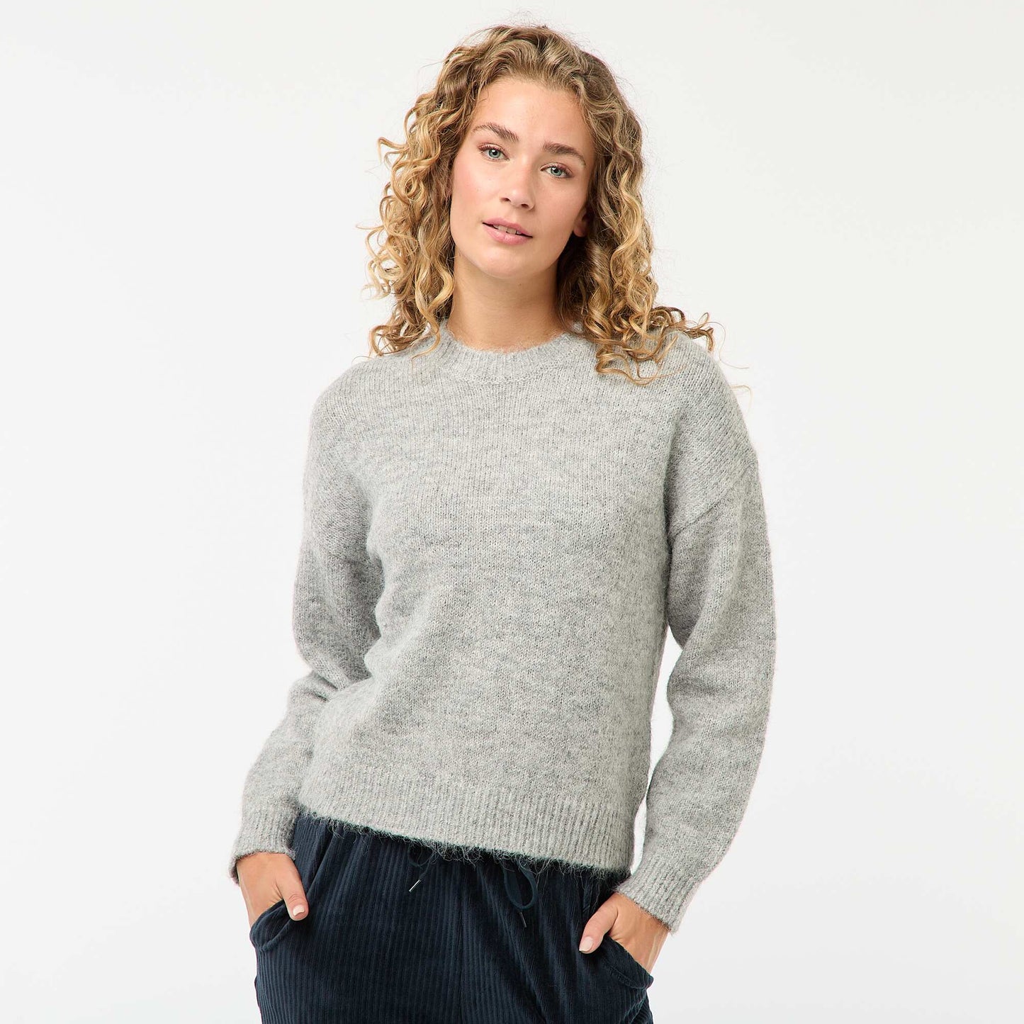 Cálido sweater de punto jaspeado GRIS
