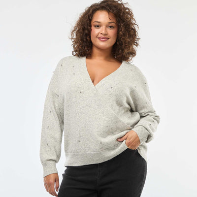 Sweater con cuello cruzado y strass de fantasía GRIS