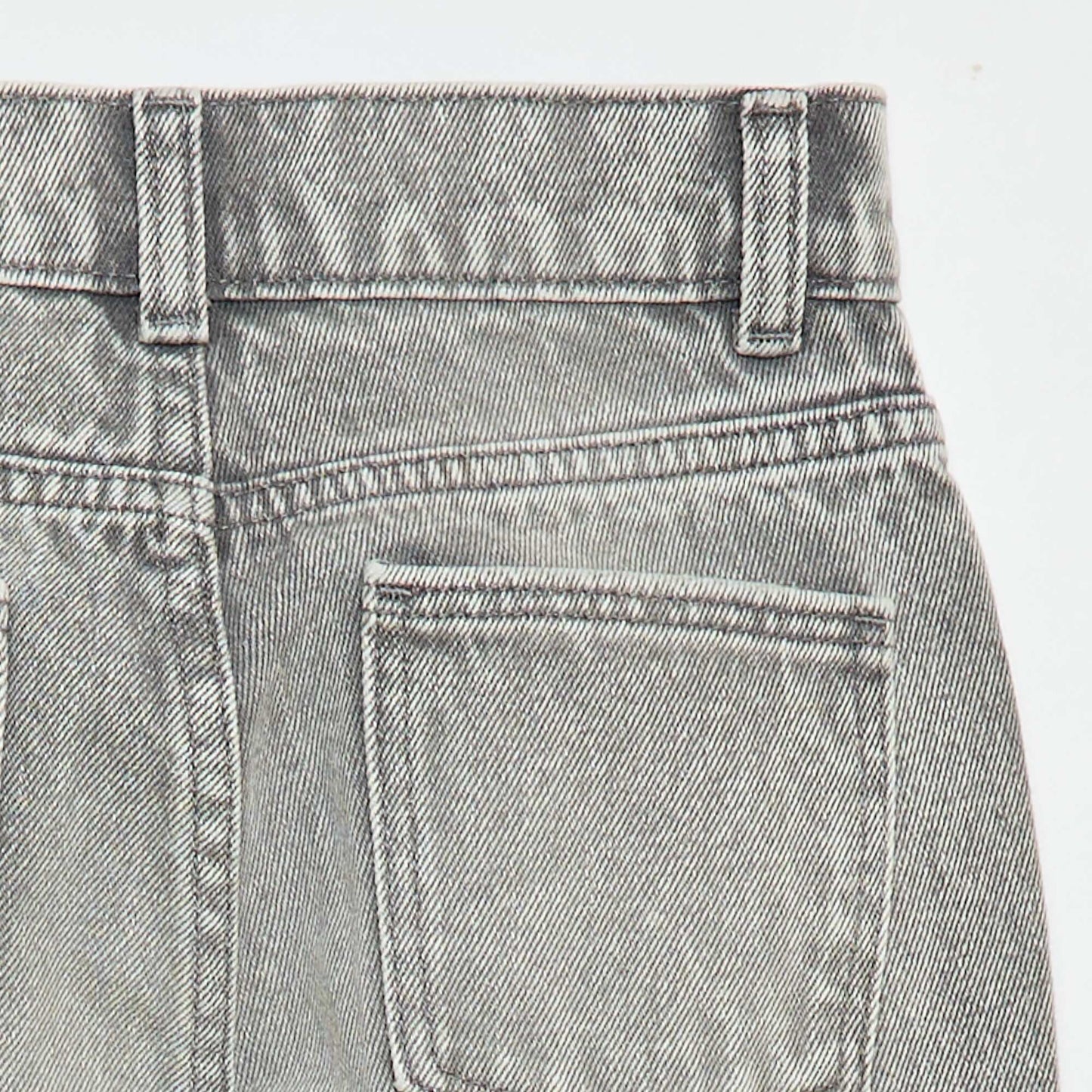 Pantalón denim de talle alto GRIS