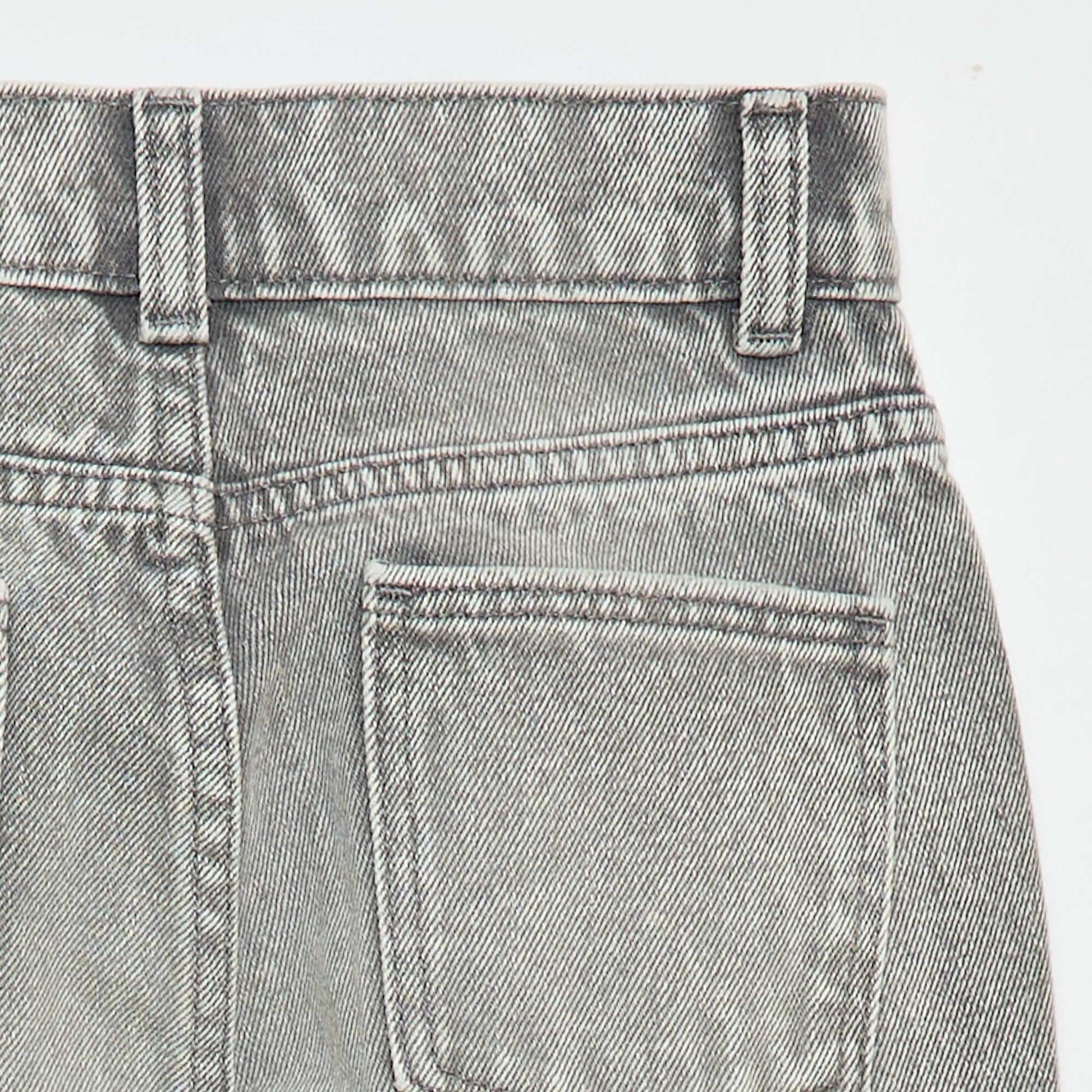 Pantalón denim de talle alto GRIS