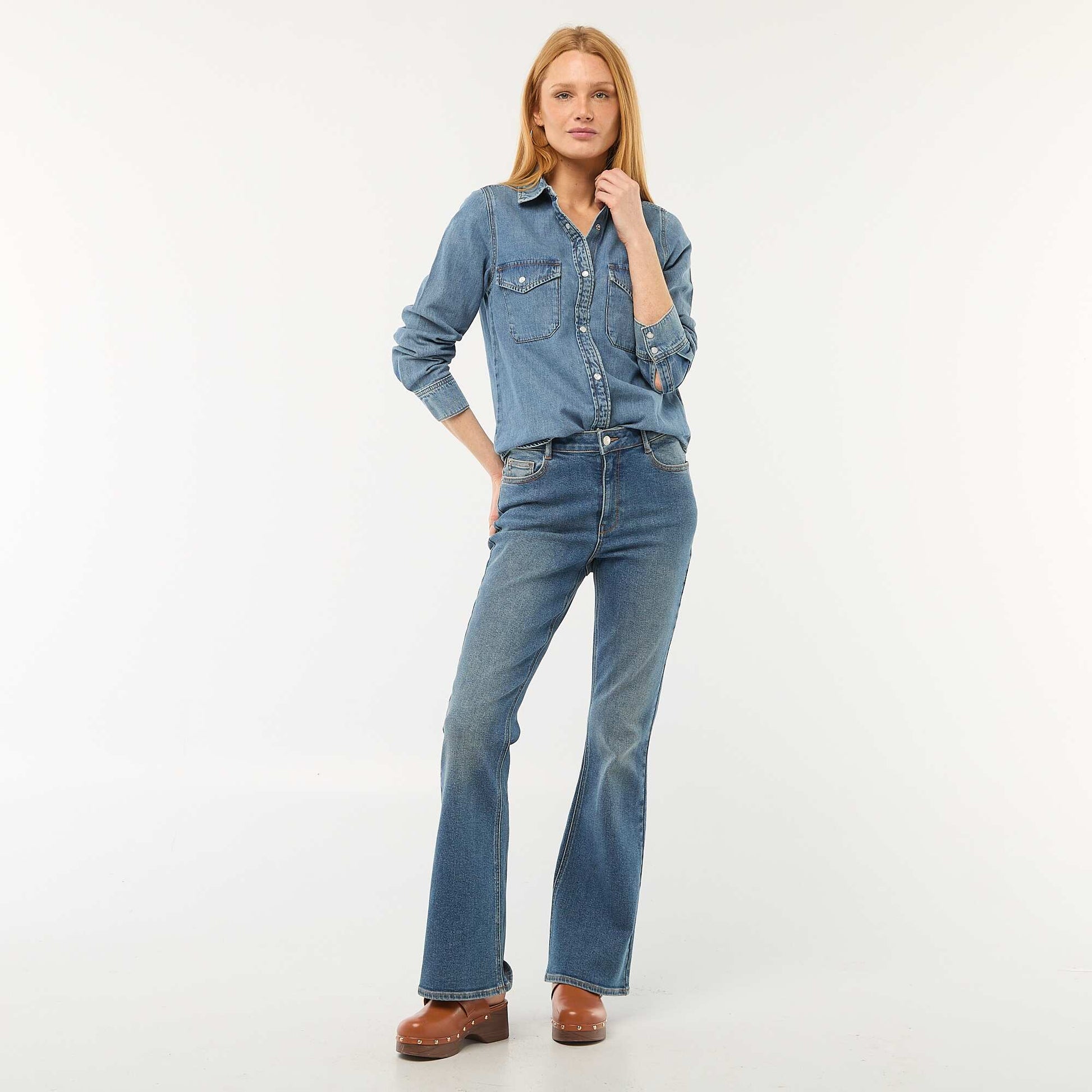 Jeans corte flare/bootcut de tiro alto AZUL
