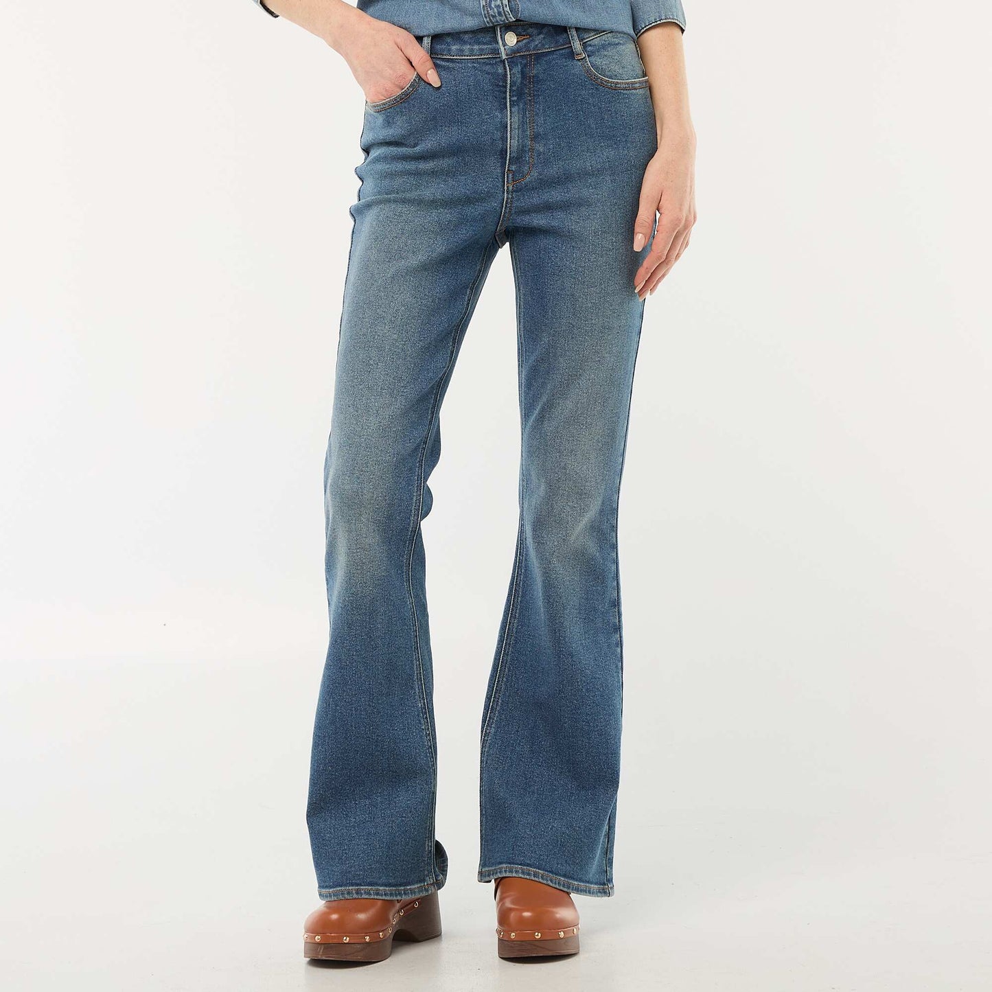 Jeans corte flare/bootcut de tiro alto AZUL