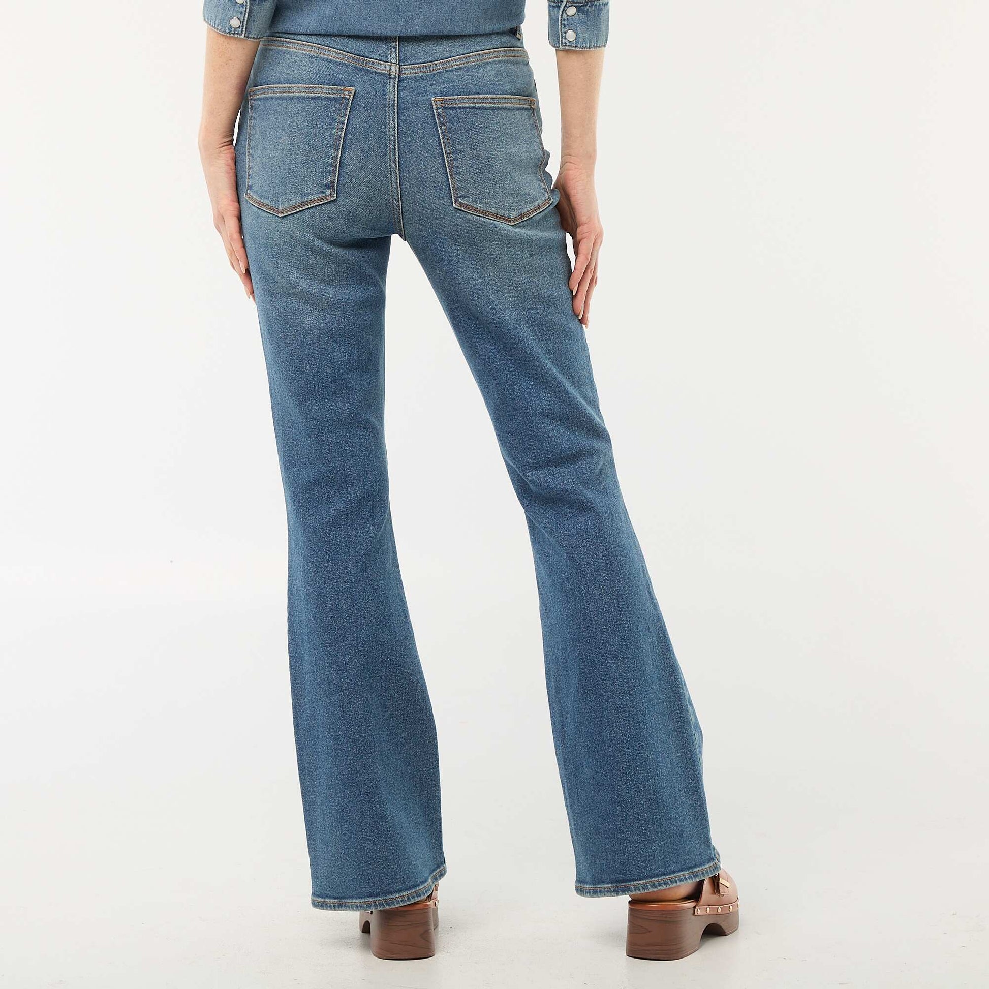 Jeans corte flare/bootcut de tiro alto AZUL