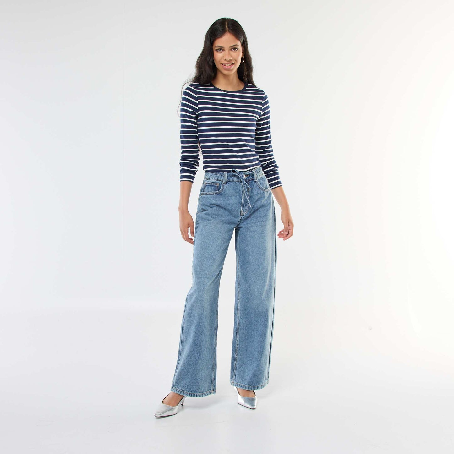 Jean corte wide leg con cinturón fino en jean AZUL