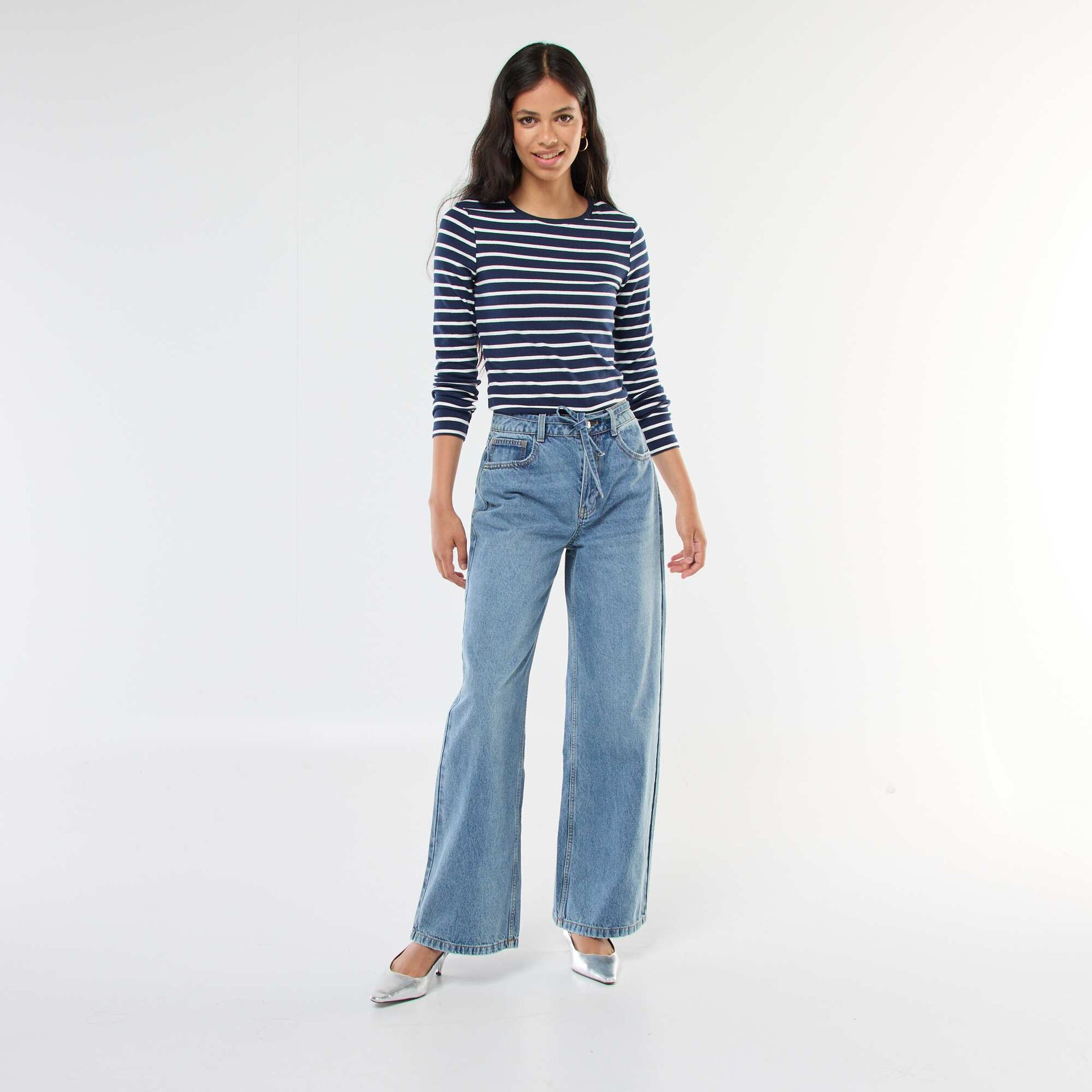 Jean corte wide leg con cinturón fino en jean AZUL