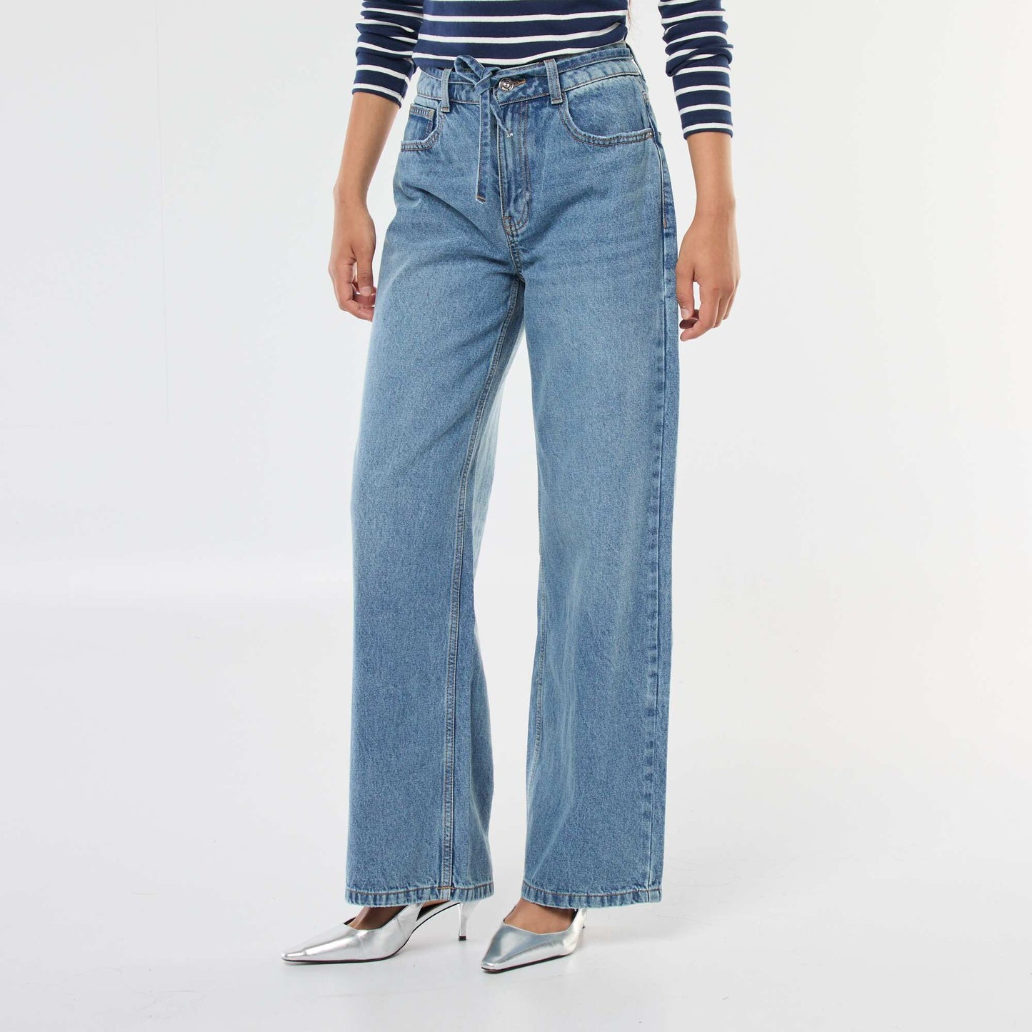 Jean corte wide leg con cinturón fino en jean AZUL