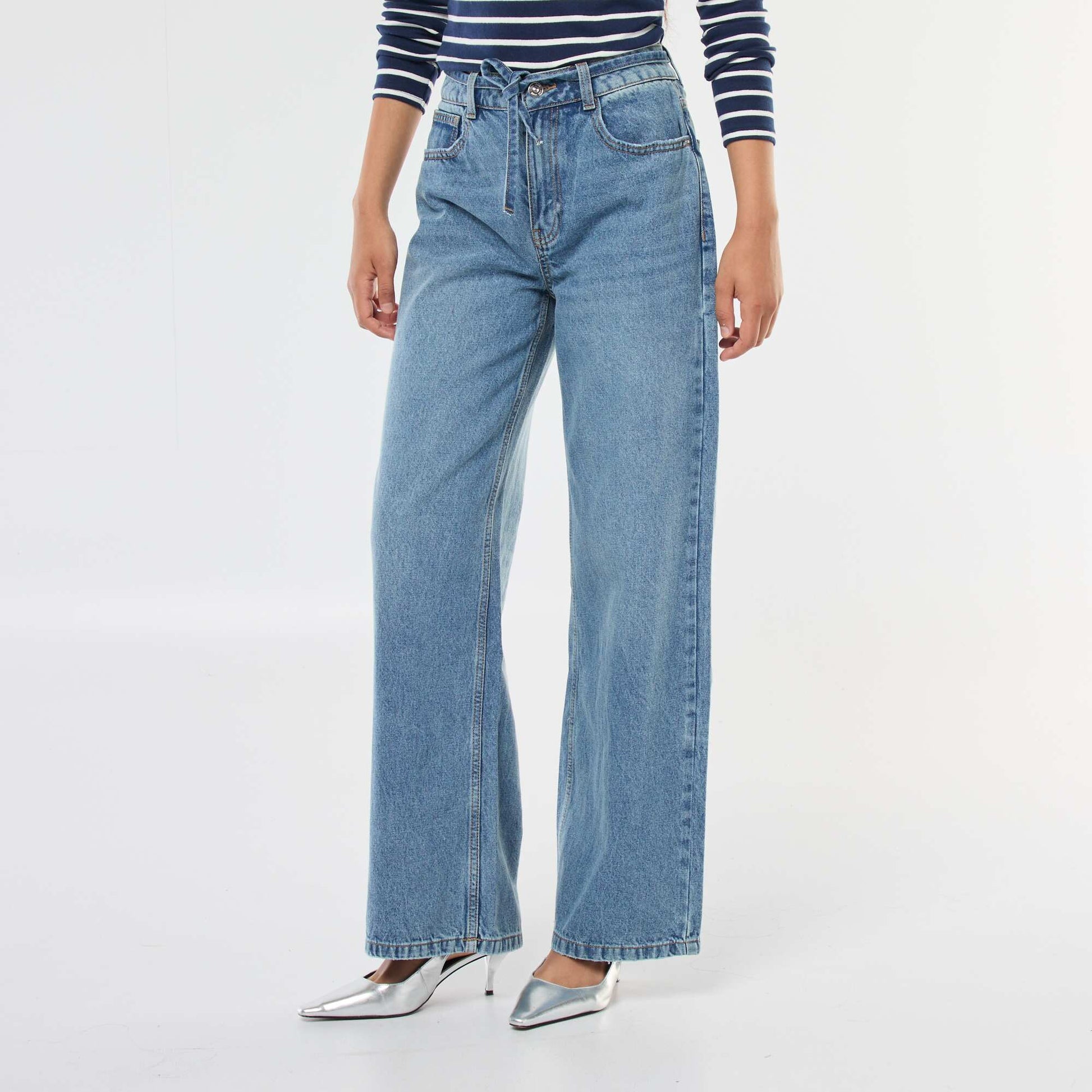 Jean corte wide leg con cinturón fino en jean AZUL
