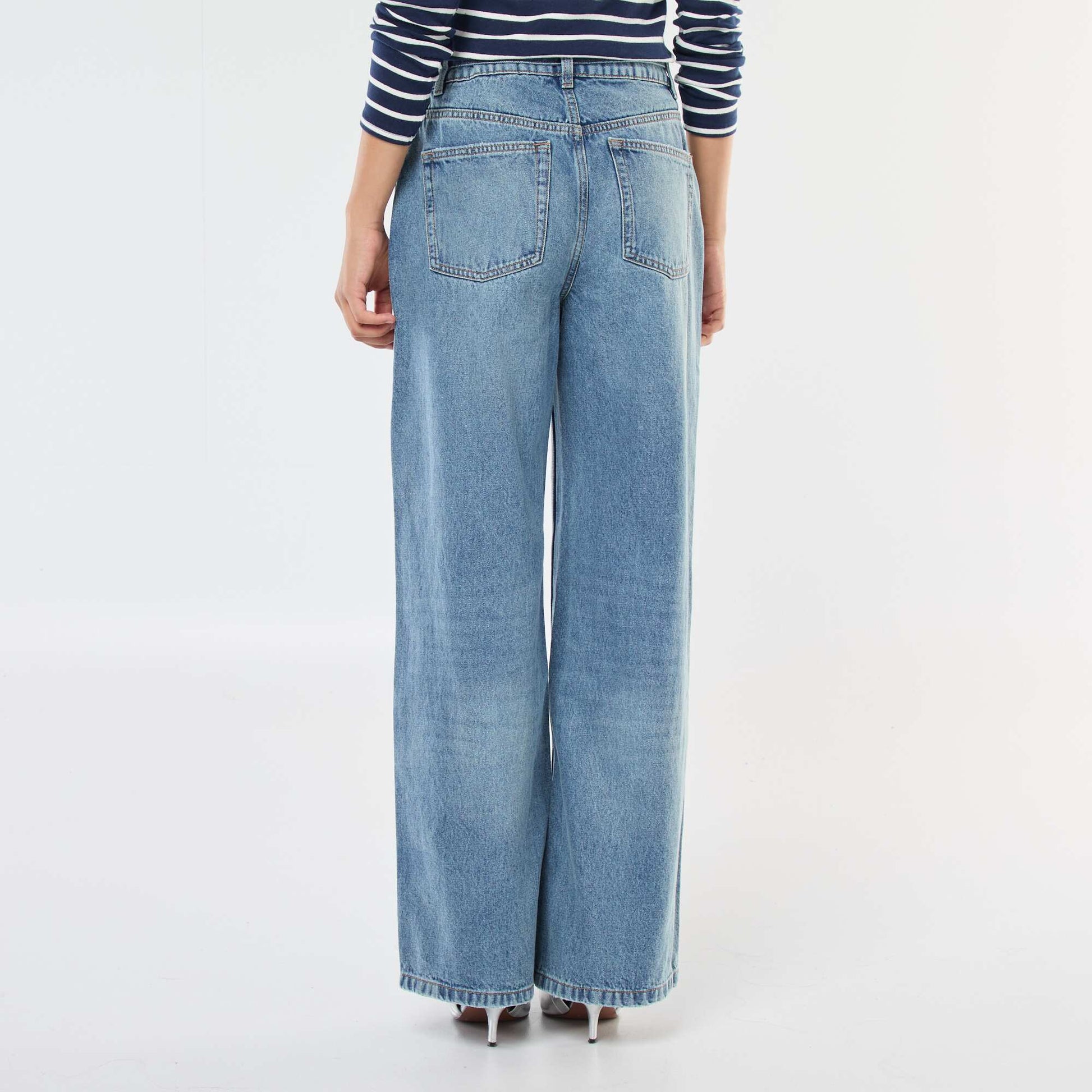 Jean corte wide leg con cinturón fino en jean AZUL