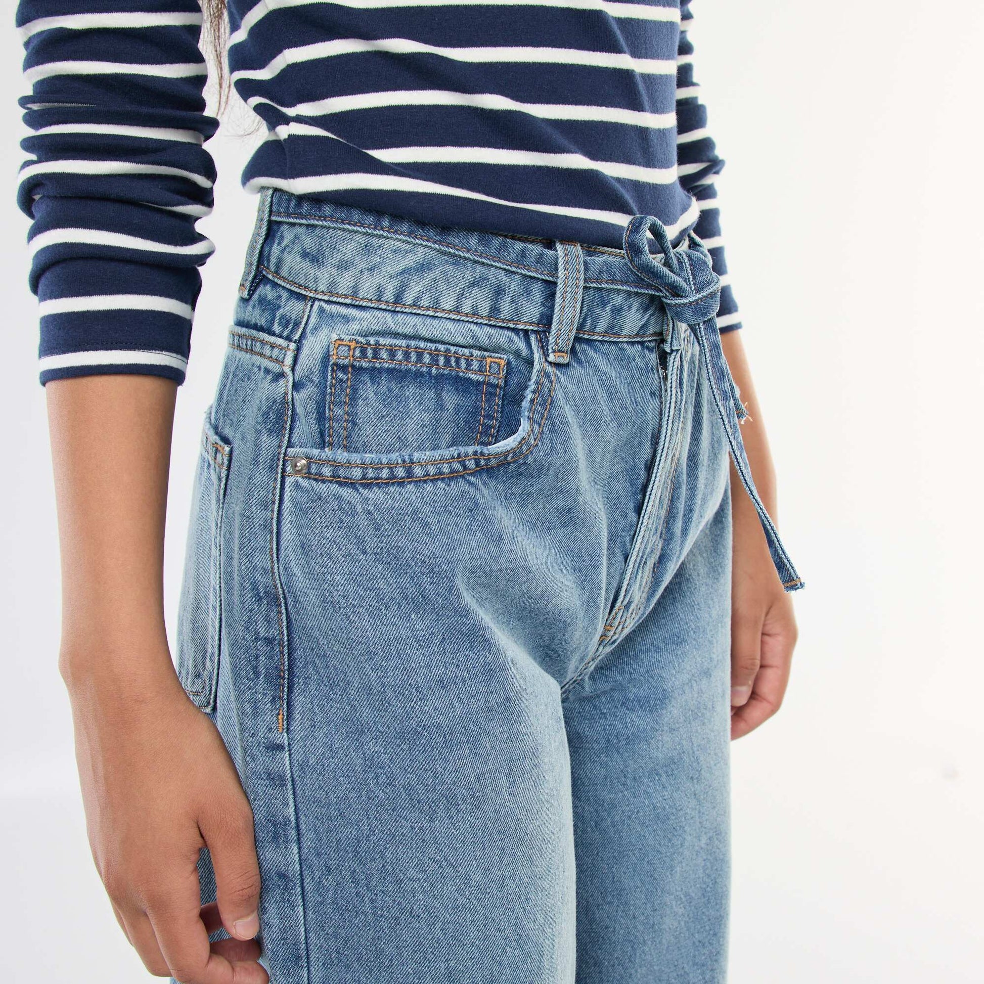 Jean corte wide leg con cinturón fino en jean AZUL