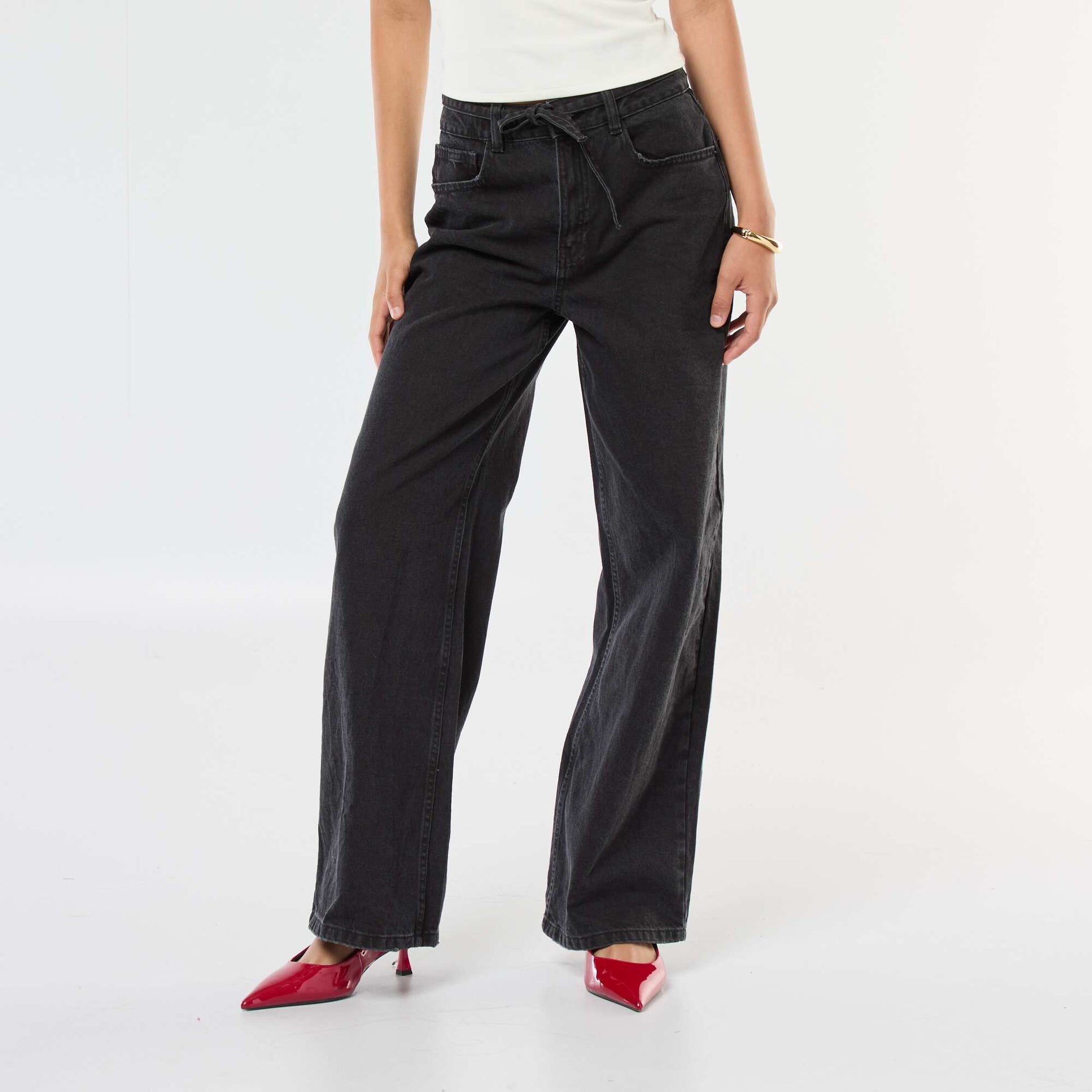Jean corte wide leg con cinturón fino de jean GRIS