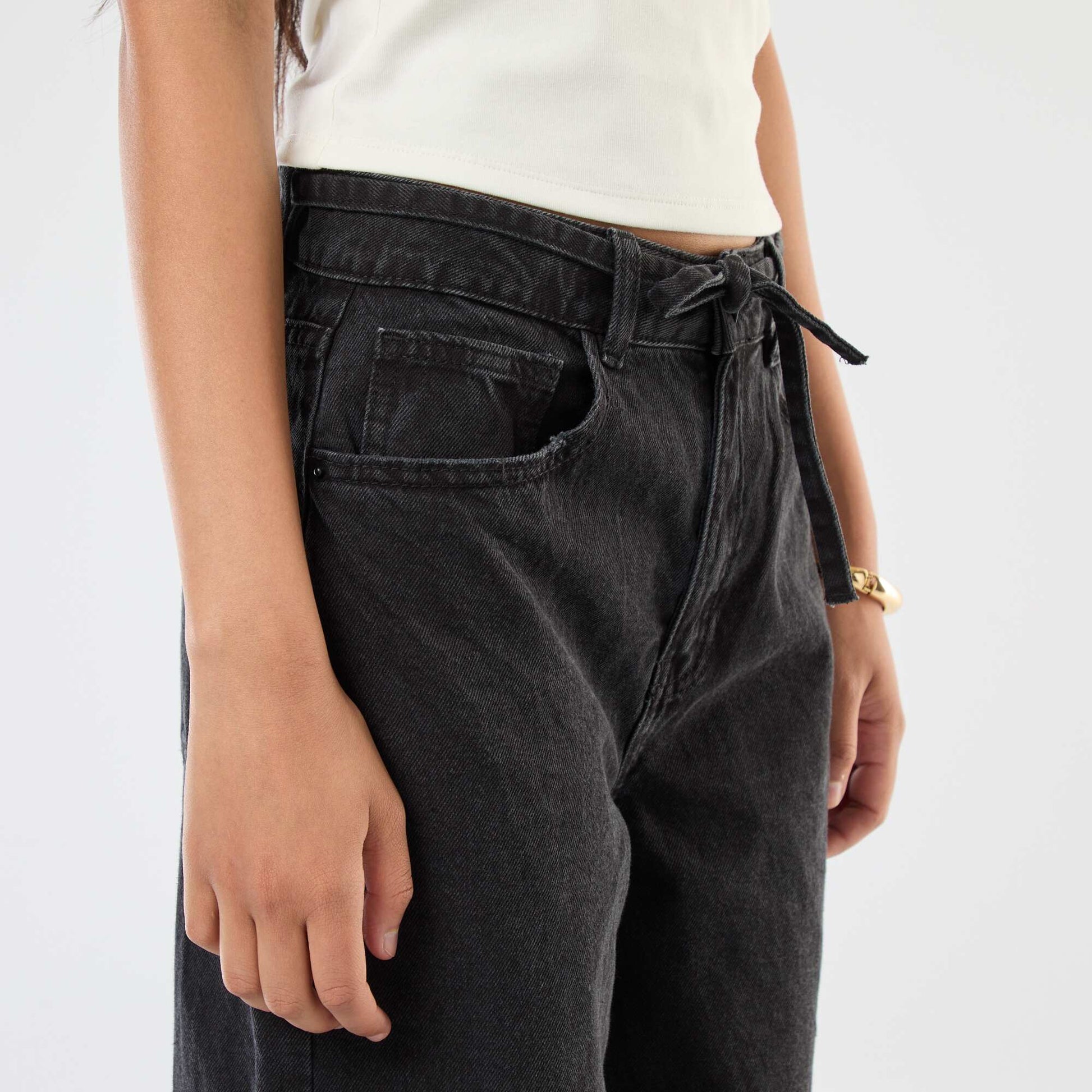 Jean corte wide leg con cinturón fino de jean GRIS