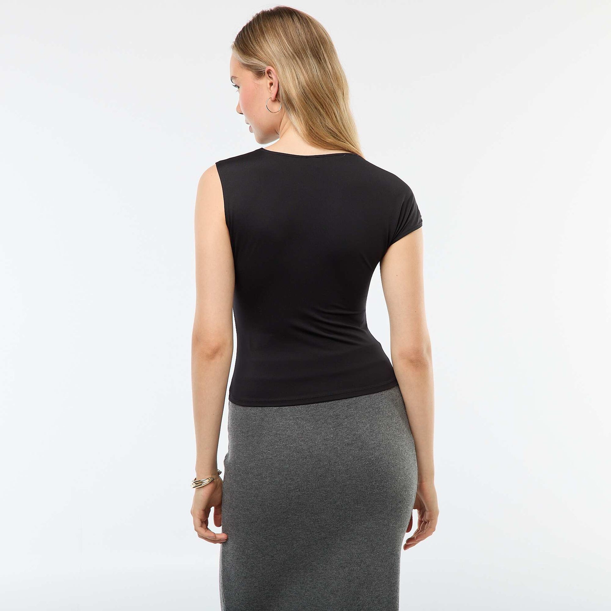 Camiseta con nudo y detalle de pedrería NEGRO