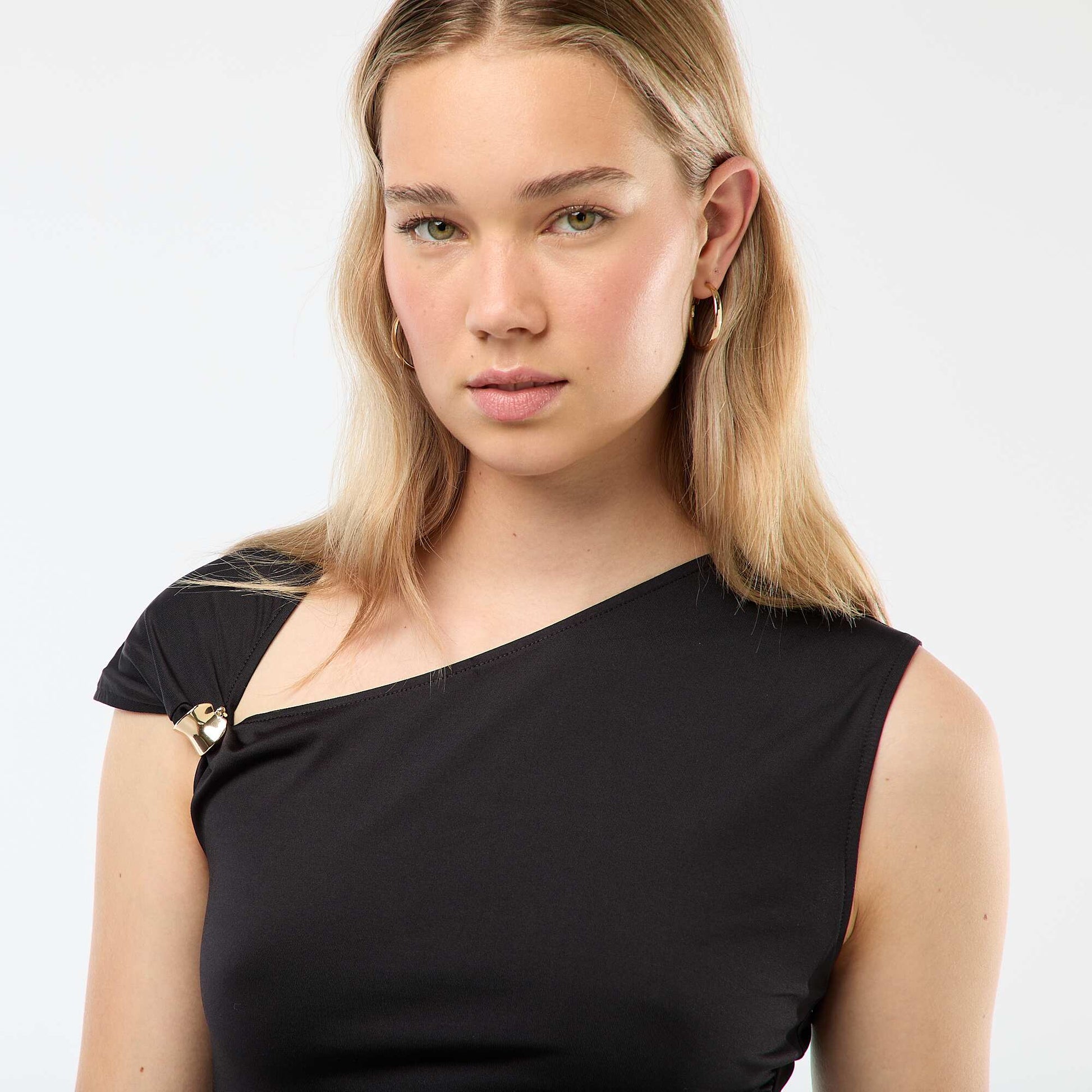 Camiseta con nudo y detalle de pedrería NEGRO