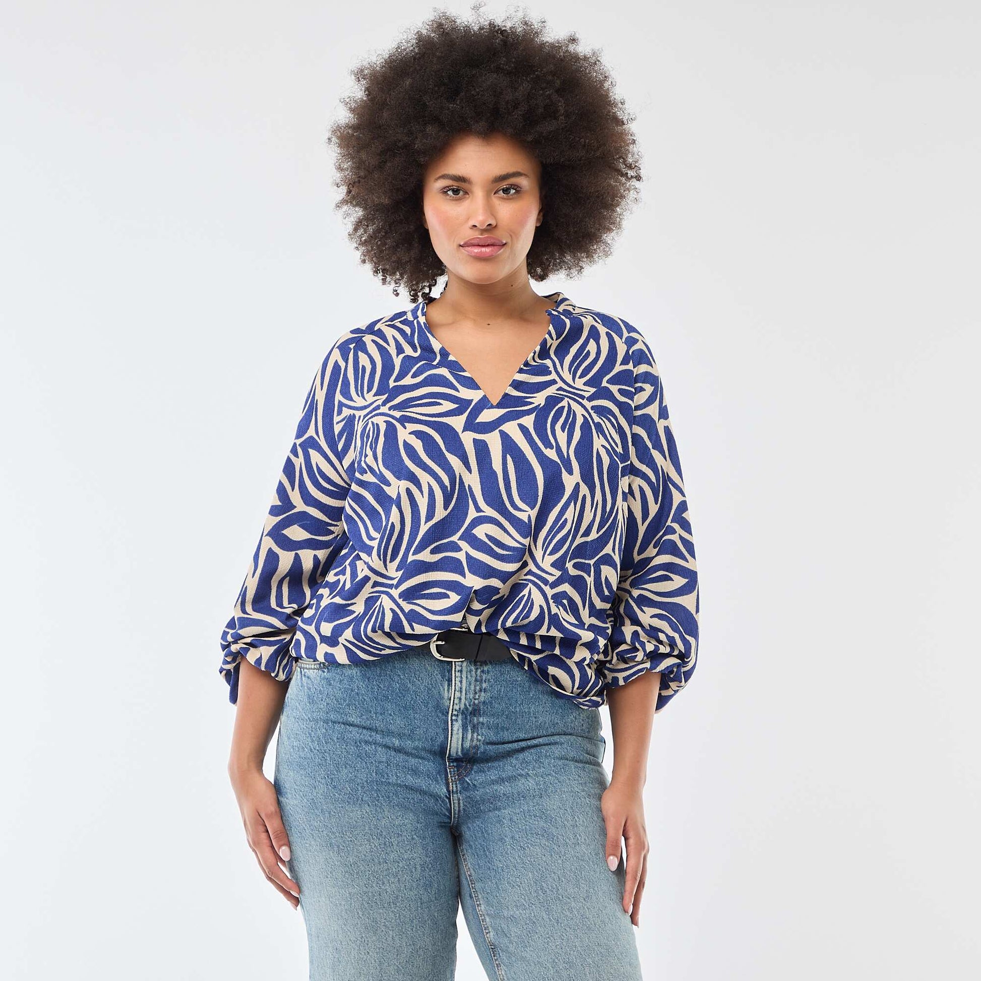 Blusa estampada con cuello en pico AZUL