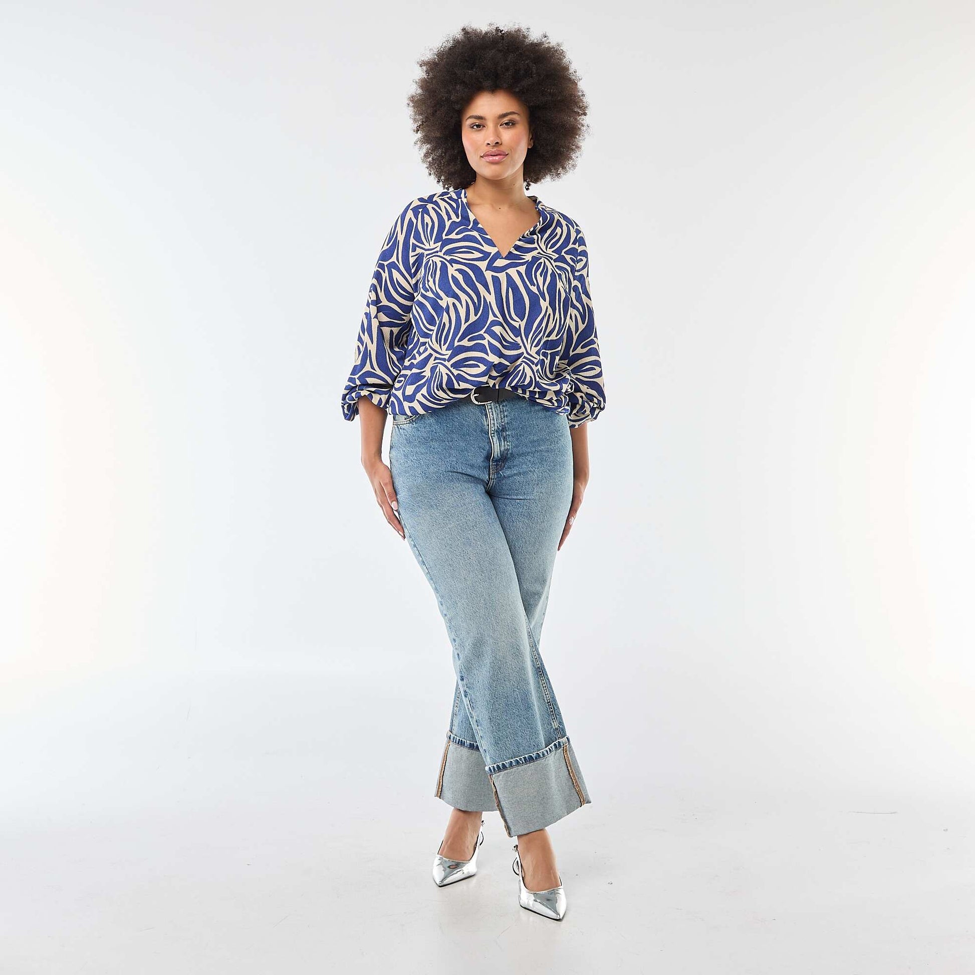 Blusa estampada con cuello en pico AZUL