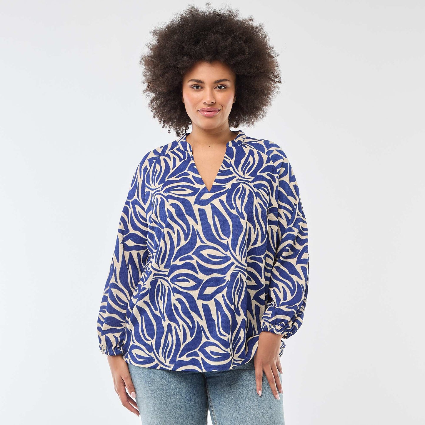 Blusa estampada con cuello en pico AZUL
