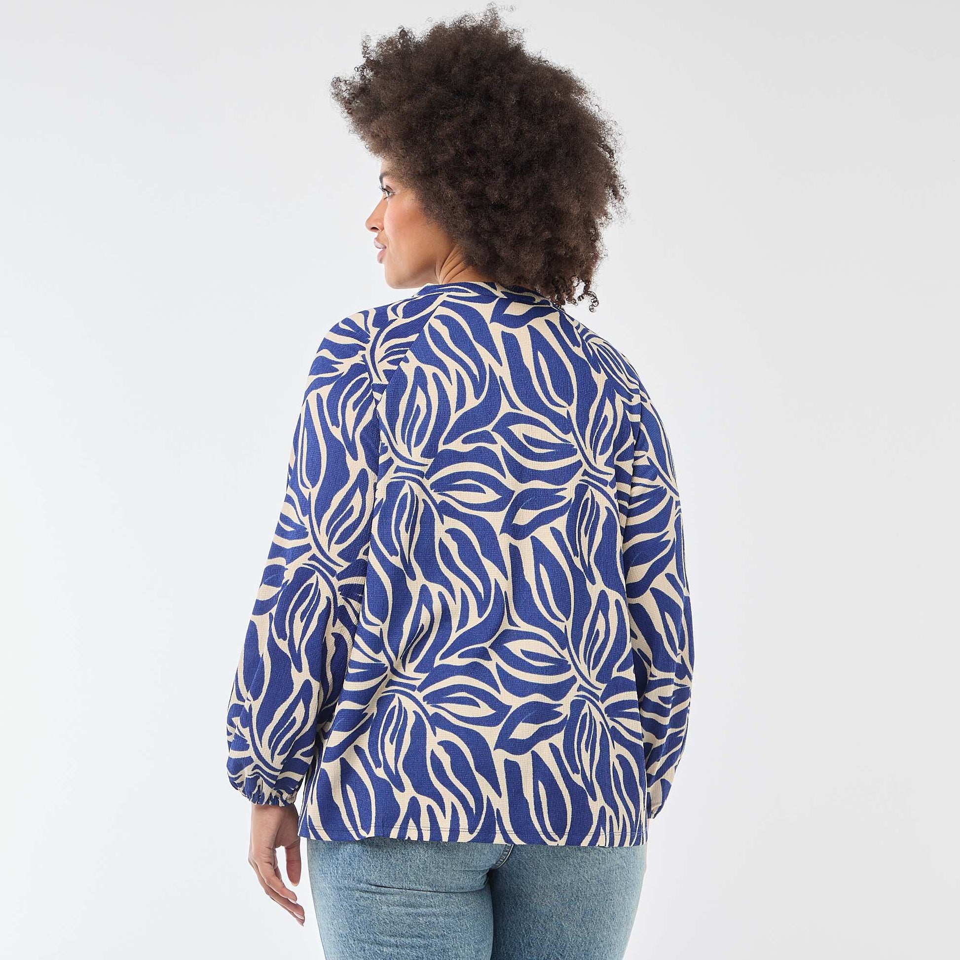 Blusa estampada con cuello en pico AZUL