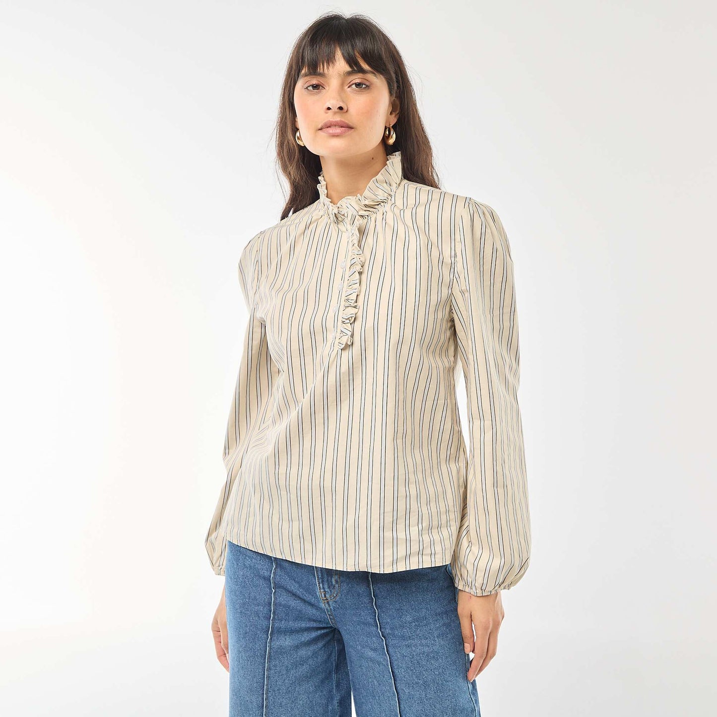 Blusa con volantes en el cuello y en la abertura BLANCO