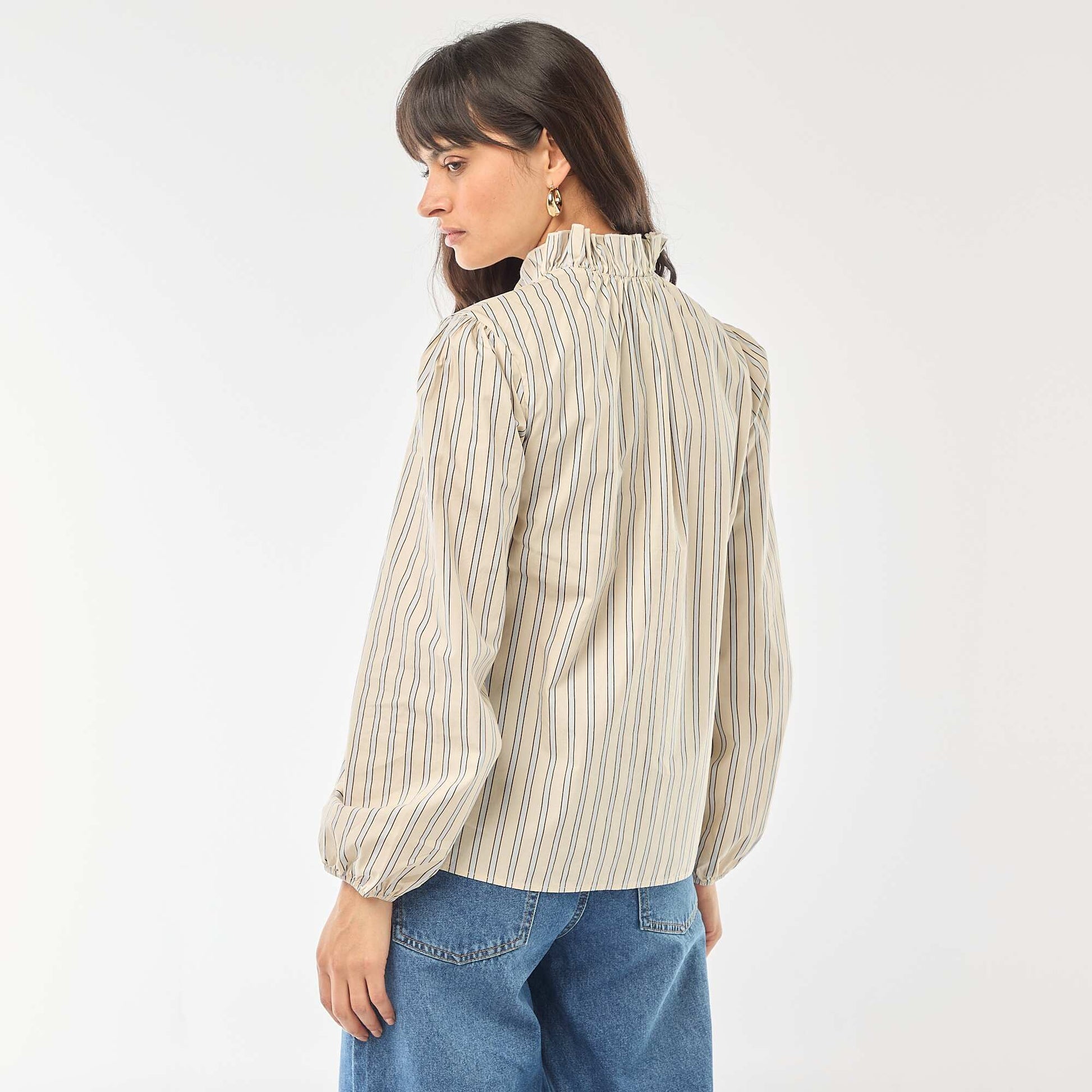 Blusa con volantes en el cuello y en la abertura BLANCO