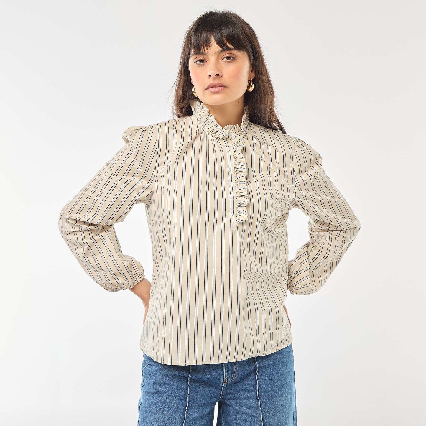 Blusa con volantes en el cuello y en la abertura BLANCO