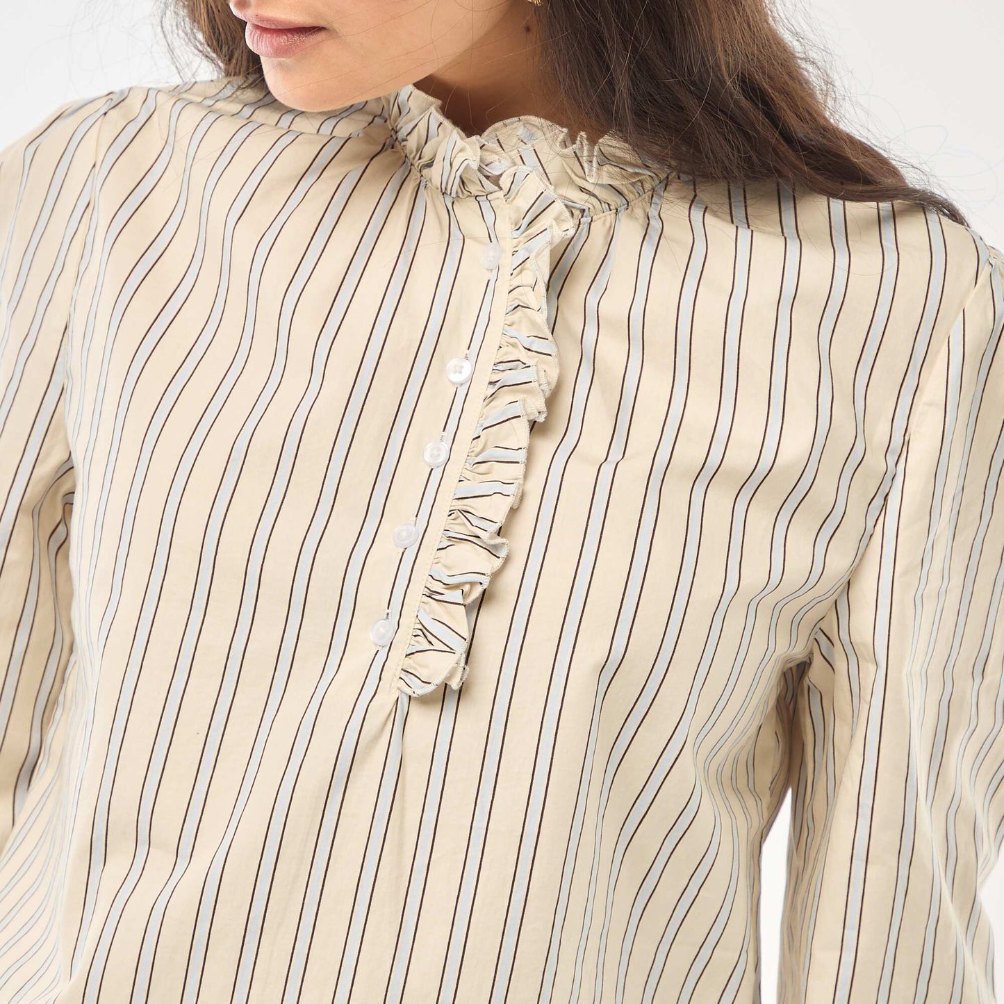 Blusa con volantes en el cuello y en la abertura BLANCO