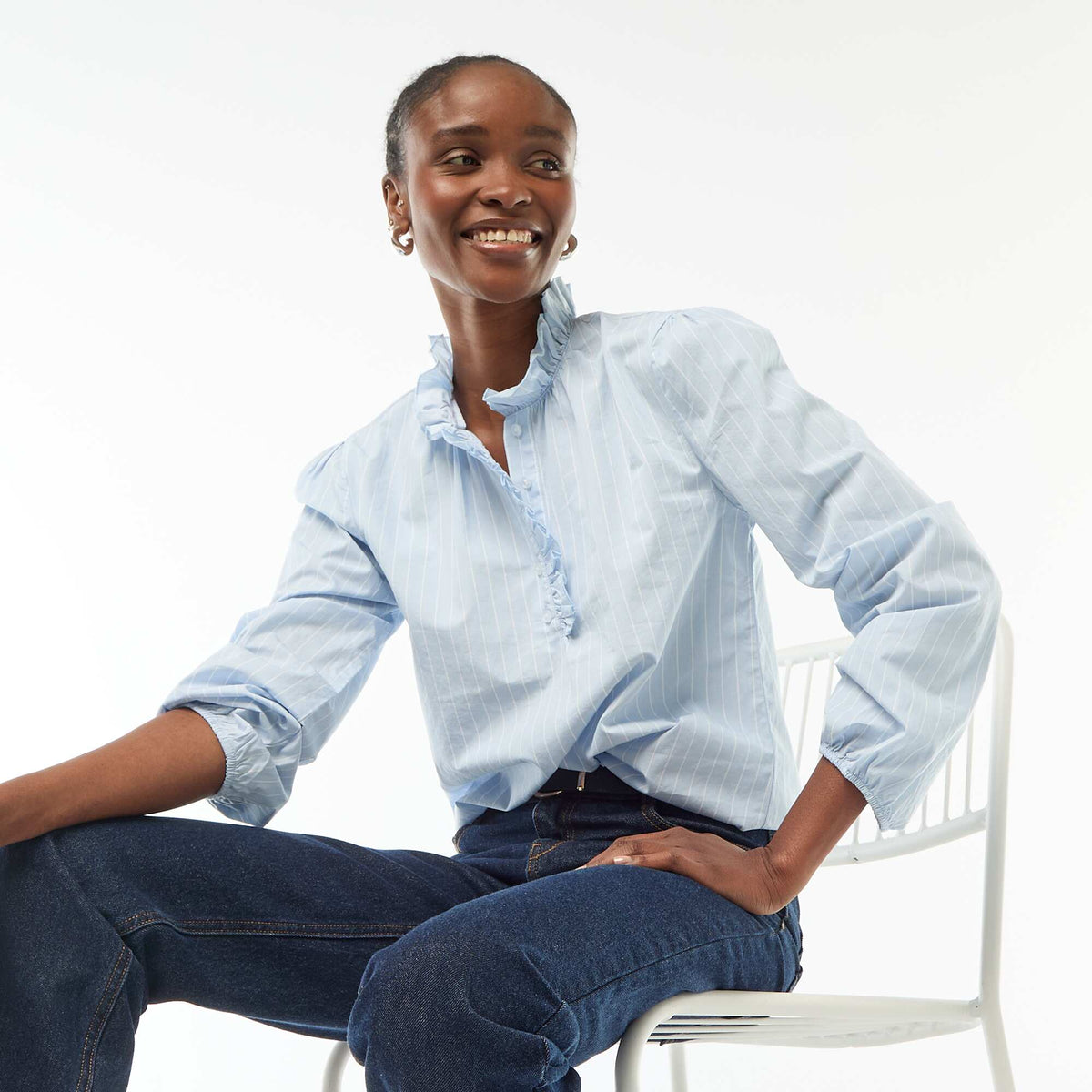 Blusa con volantes en el cuello y la abertura AZUL