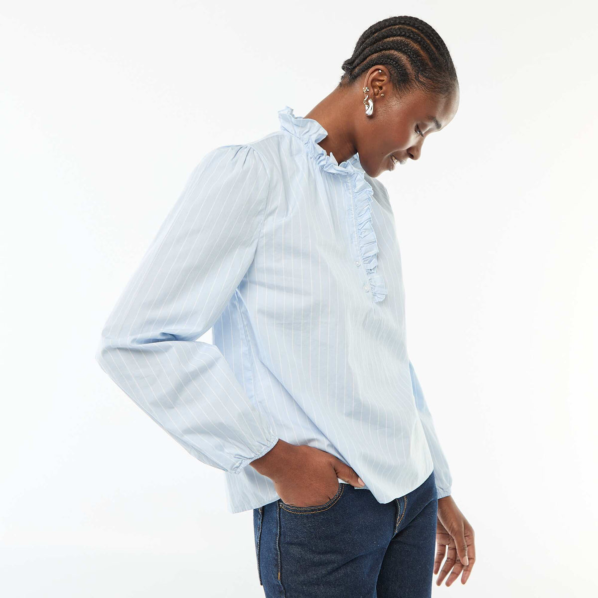 Blusa con volantes en el cuello y la abertura AZUL