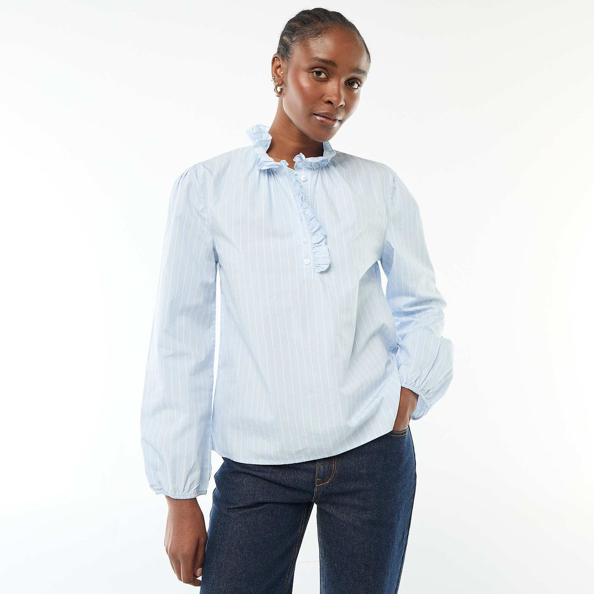 Blusa con volantes en el cuello y la abertura AZUL