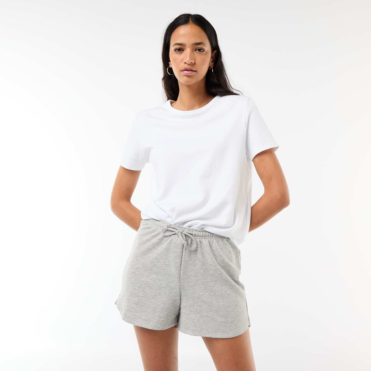 Pantalón corto en algodón liso con cordón GRIS