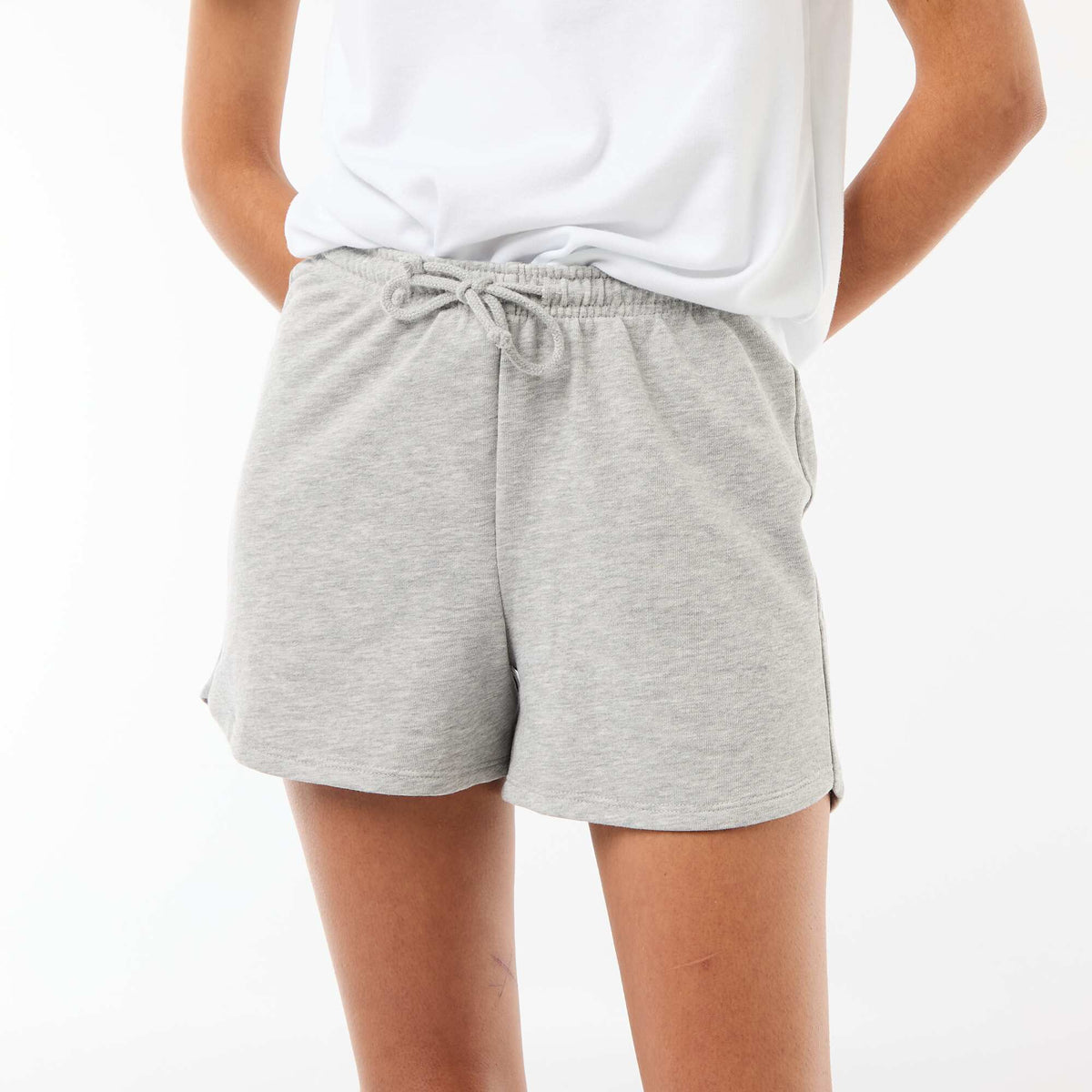 Pantalón corto en algodón liso con cordón GRIS