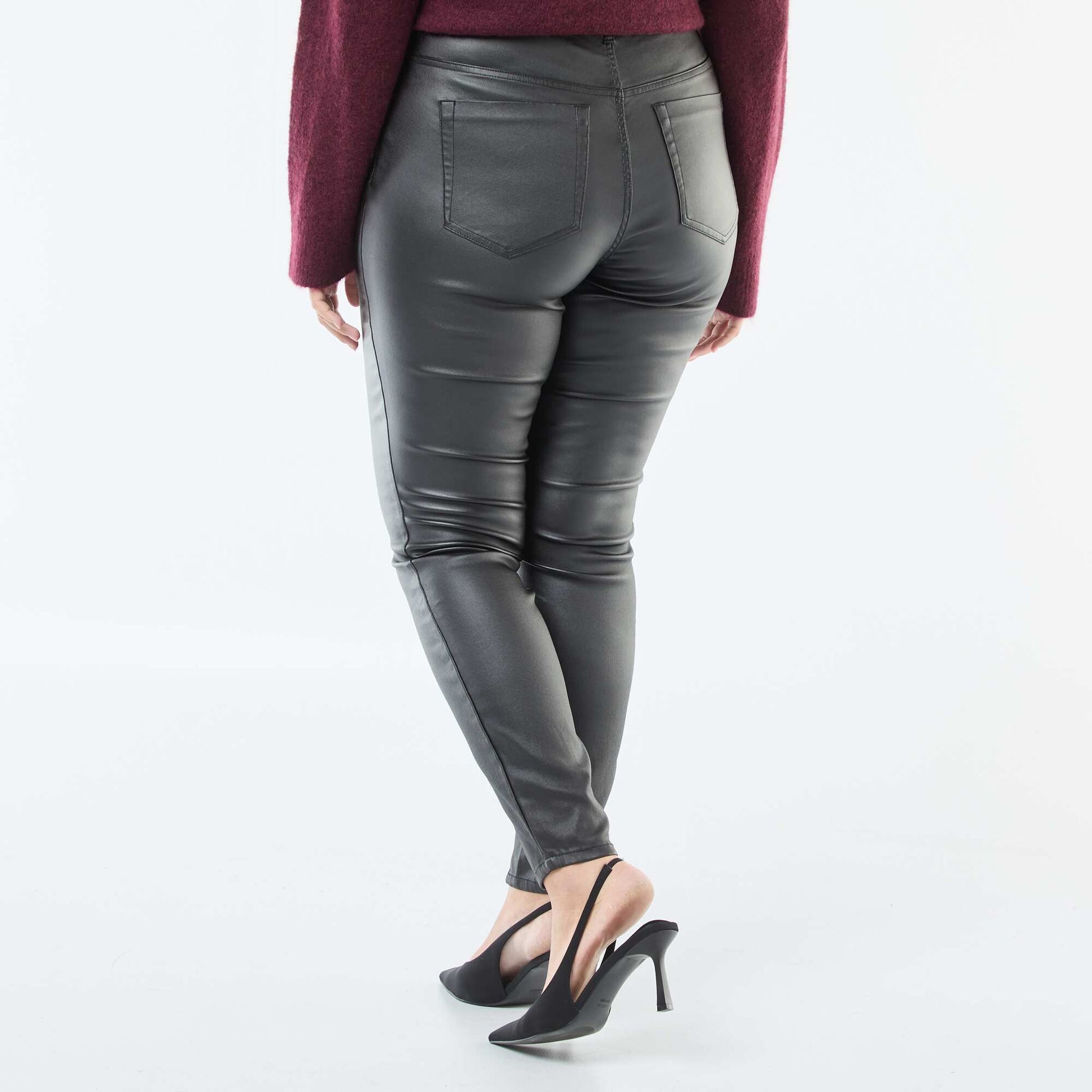 Pantalón recto de material satinado NEGRO