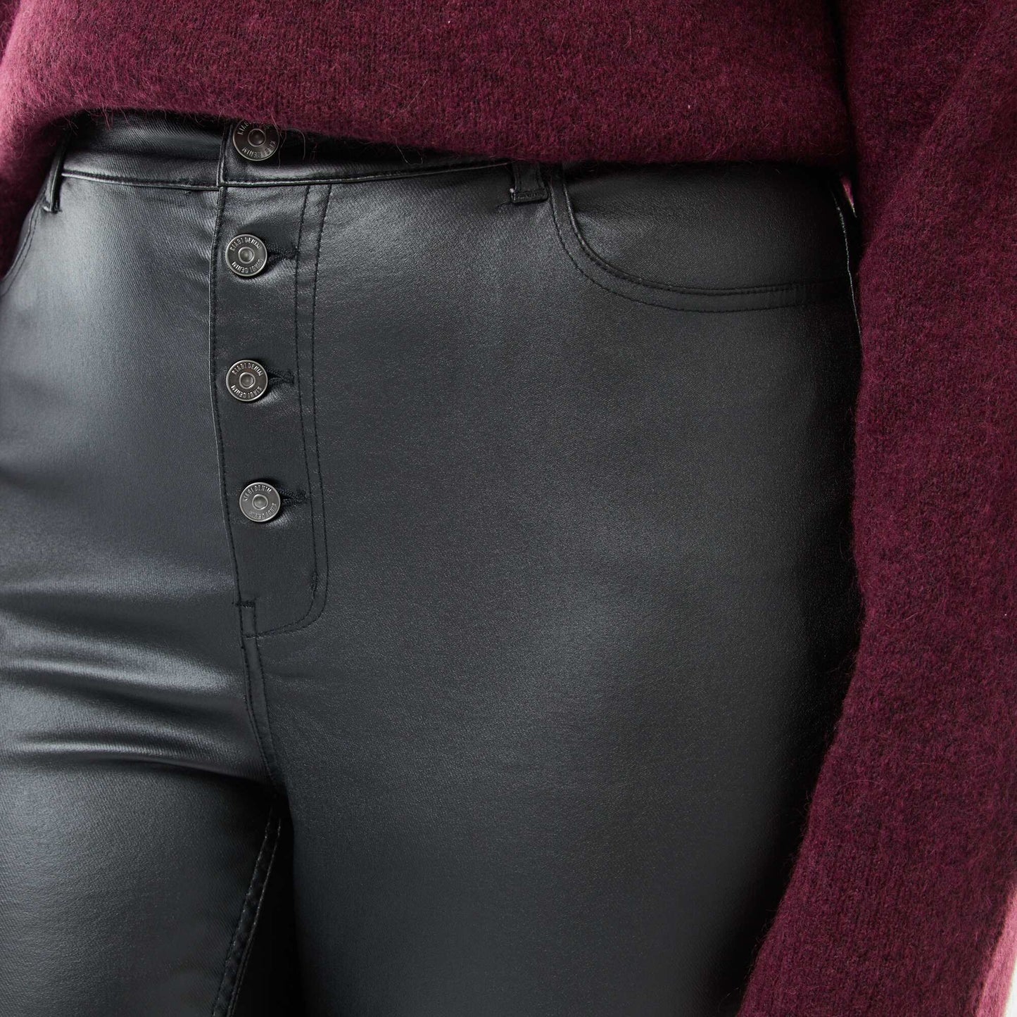 Pantalón recto de material satinado NEGRO