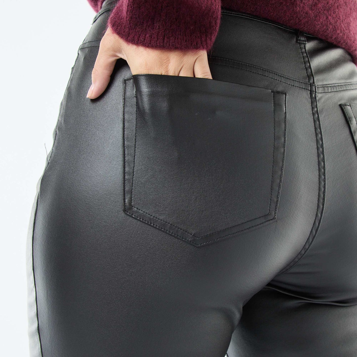 Pantalón recto de material satinado NEGRO