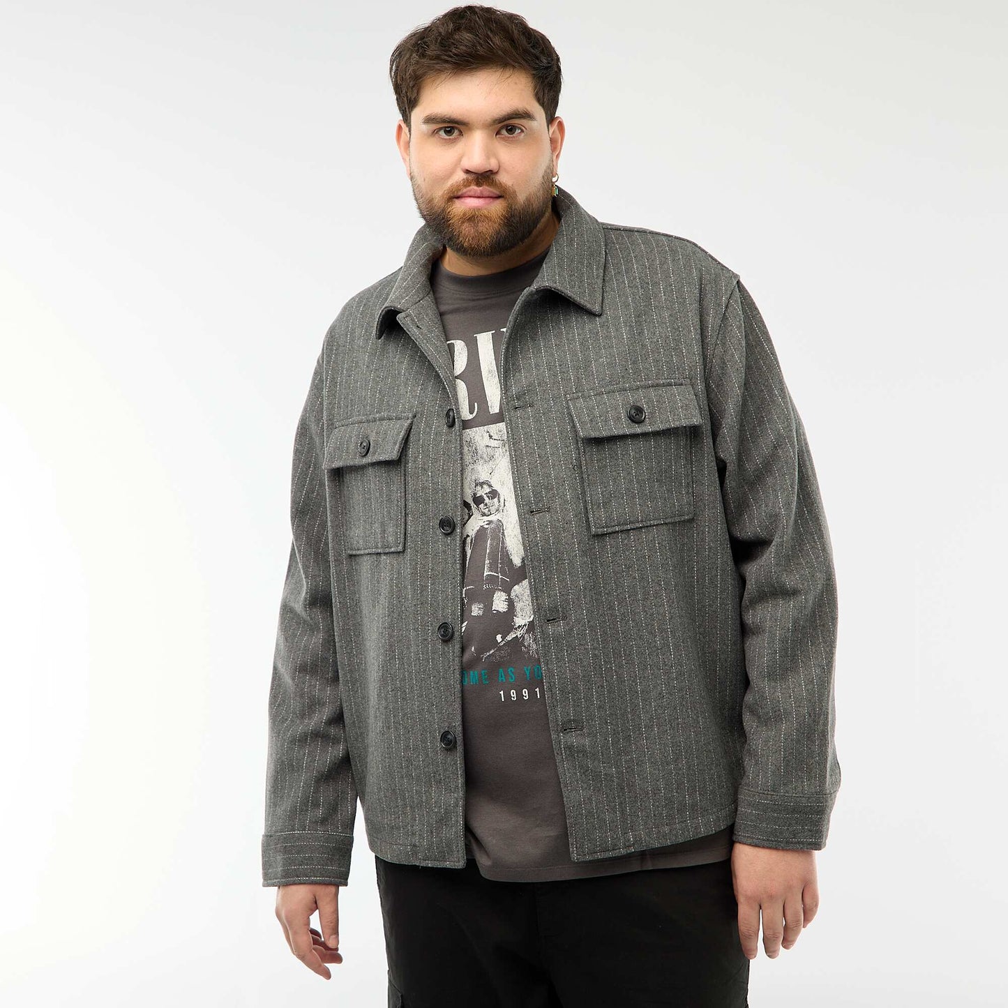 Sobrecamisa con abertura abotonada y bolsillos con solapa GRIS