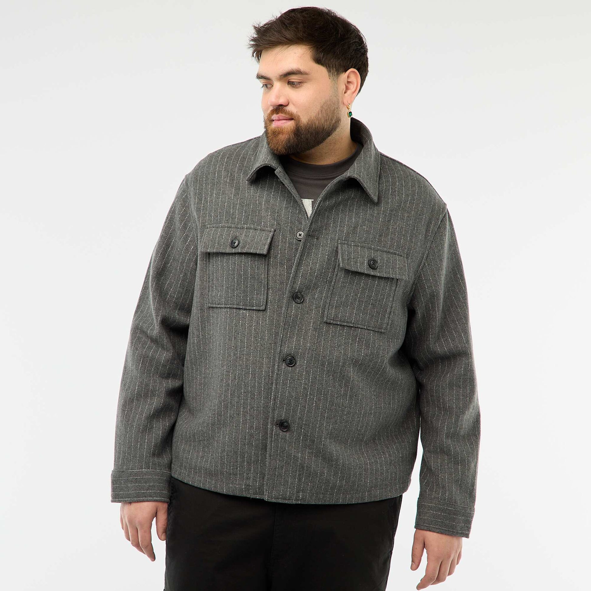 Sobrecamisa con abertura abotonada y bolsillos con solapa GRIS